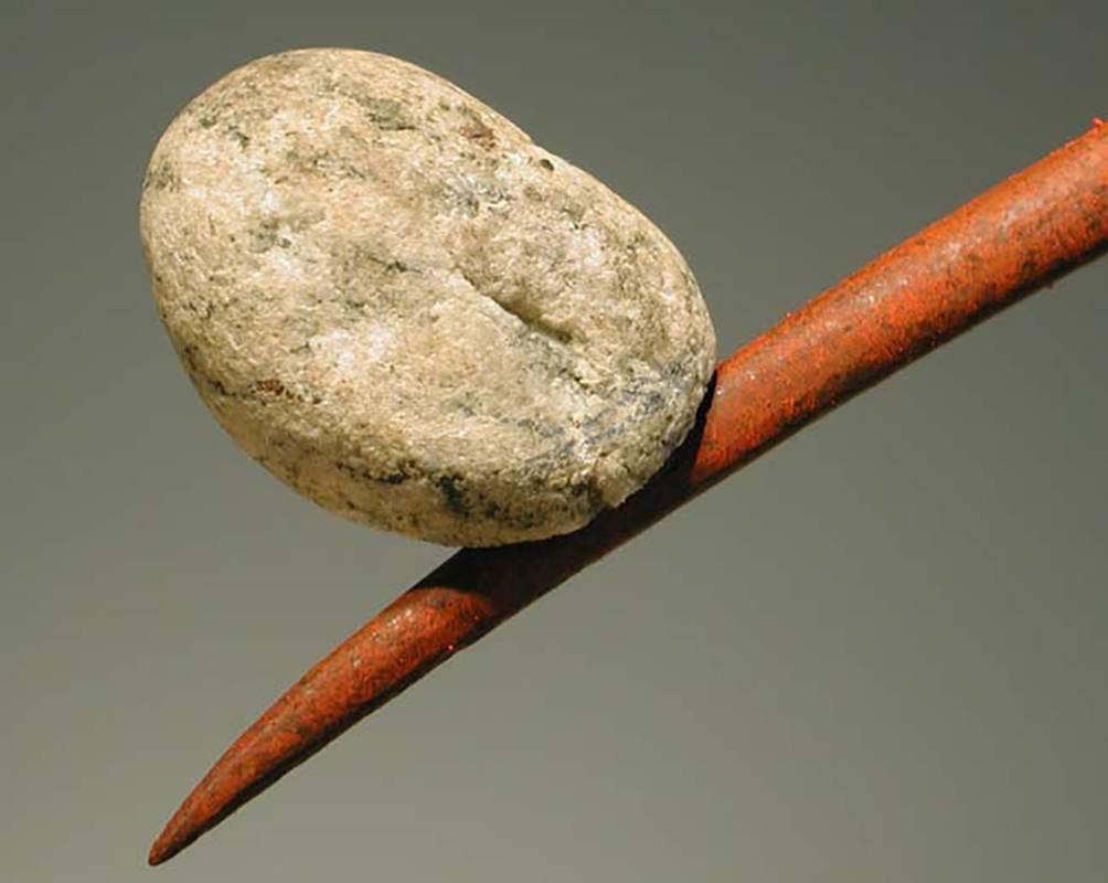 Flussstein, pigmentierter Stahl

Stein und Metall, in der Regel Granit oder Schiefer, sowie Fundstücke aus Stahl stehen im Mittelpunkt meiner Bildhauerei. Die Interaktion dieser MATERIALIEN ist ein wichtiger Schwerpunkt. Auf der grundlegendsten