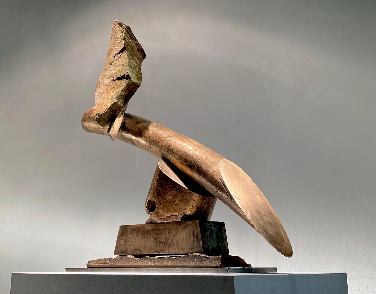 „Fleche (diagonal nach unten)“, abstrakte Industrie-Skulptur aus Metall und Stein – Sculpture von John Van Alstine