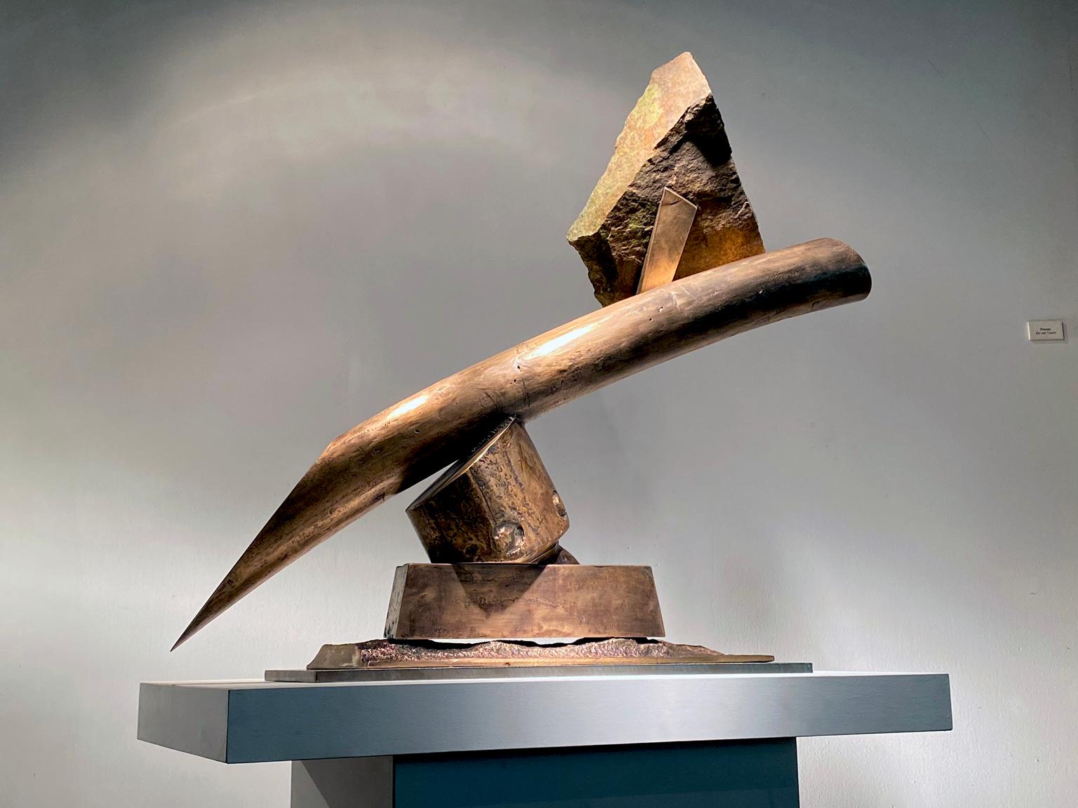 „Fleche (diagonal nach unten)“, abstrakte Industrie-Skulptur aus Metall und Stein (Gold), Abstract Sculpture, von John Van Alstine