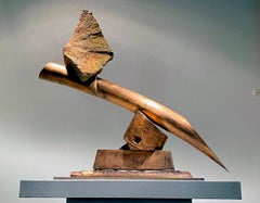 "Fleche (diagonale verso il basso)", scultura industriale astratta in metallo e pietra
