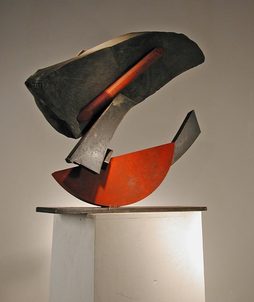 La pierre et le métal, généralement le granit ou l'ardoise, et l'acier des objets trouvés sont au cœur de ma sculpture. L'interaction de ces matériaux est une préoccupation majeure. Au niveau le plus élémentaire, l'œuvre porte sur le mariage de la