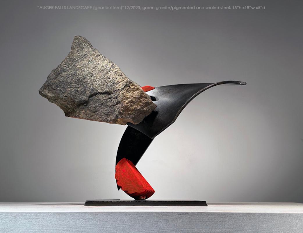 Auger Falls Landscape (Fondo del engranaje)
Granito verde y acero sellado
15" (alto) x 18" (ancho) x 5" (fondo)

La piedra y el metal, normalmente granito o pizarra, y el acero de objetos encontrados son fundamentales en mi escultura. La interacción