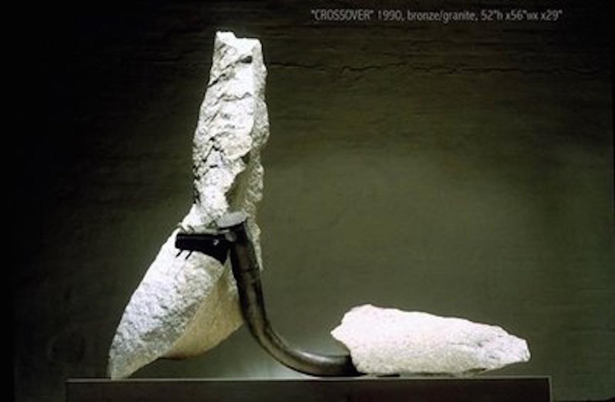 Crossover, John Van Alstine.
Stein und Metall, in der Regel Granit oder Schiefer, sowie Fundstücke aus Stahl stehen im Mittelpunkt meiner Bildhauerei. Die Interaktion dieser MATERIALIEN ist ein wichtiger Schwerpunkt. Auf der grundlegendsten Ebene