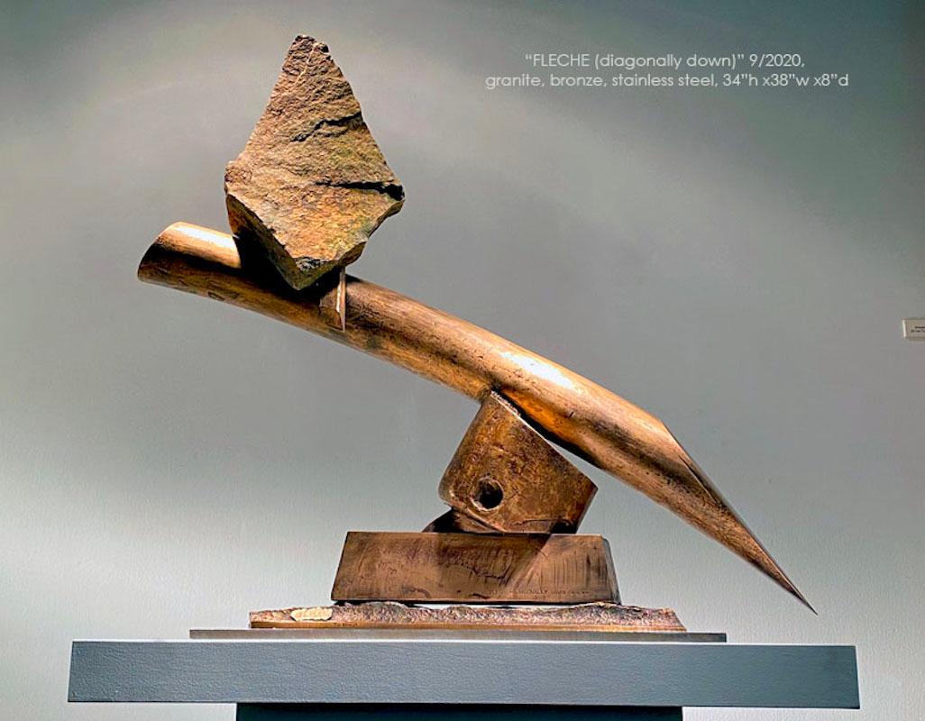 Flecha diagonal hacia abajo
Bronce, acero inoxidable, granito
34" (altura) x 38" (anchura) x 8" (profundidad)

La piedra y el metal, normalmente granito o pizarra, y el acero de objetos encontrados son fundamentales en mi escultura. La interacción