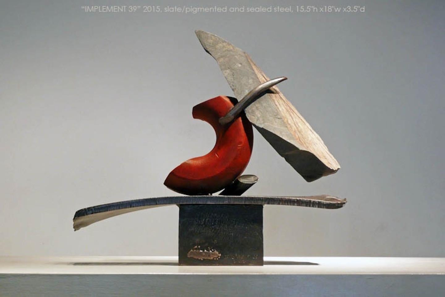 La pierre et le métal, généralement le granit ou l
ardoise et l
acier des objets trouvés, occupent une place centrale dans ma sculpture. L
interaction de ces matériaux est une préoccupation majeure. Au niveau le plus élémentaire, le travail porte