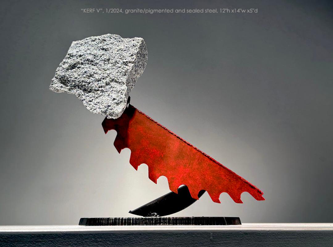Kerf V
Granit/pigmentierter und versiegelter Stahl
12" (Höhe) x 14" (Breite) x 5" (Tiefe)

Stein und Metall, in der Regel Granit oder Schiefer, sowie Fundstücke aus Stahl spielen in meinen Skulpturen eine zentrale Rolle. Die Interaktion dieser