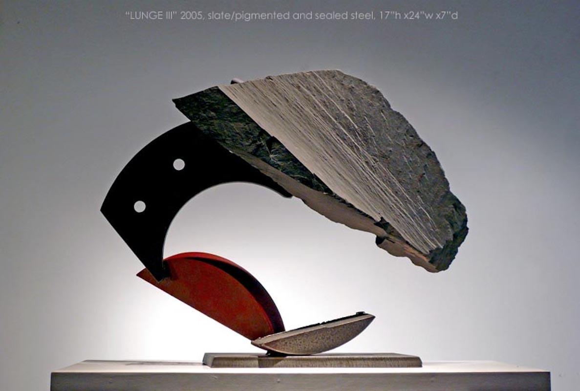 La pierre et le métal, généralement le granit ou l
ardoise et l
acier des objets trouvés, occupent une place centrale dans ma sculpture. L
interaction de ces matériaux est une préoccupation majeure. Au niveau le plus élémentaire, le travail porte