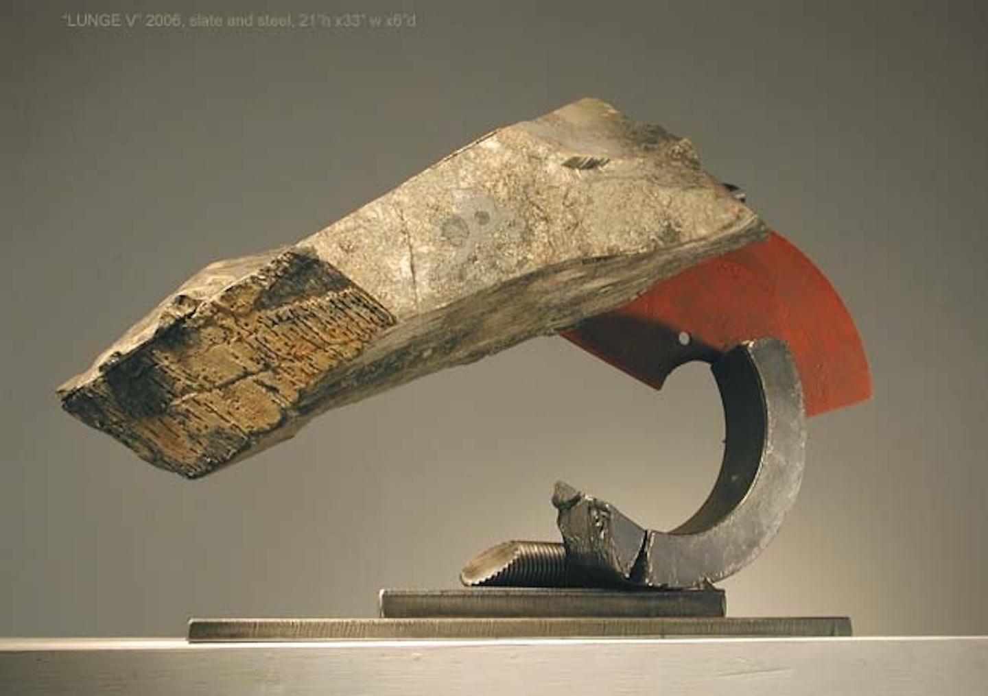 La pierre et le métal, généralement le granit ou l'ardoise et l'acier des objets trouvés, occupent une place centrale dans ma sculpture. L'interaction de ces matériaux est une préoccupation majeure. Au niveau le plus élémentaire, le travail porte