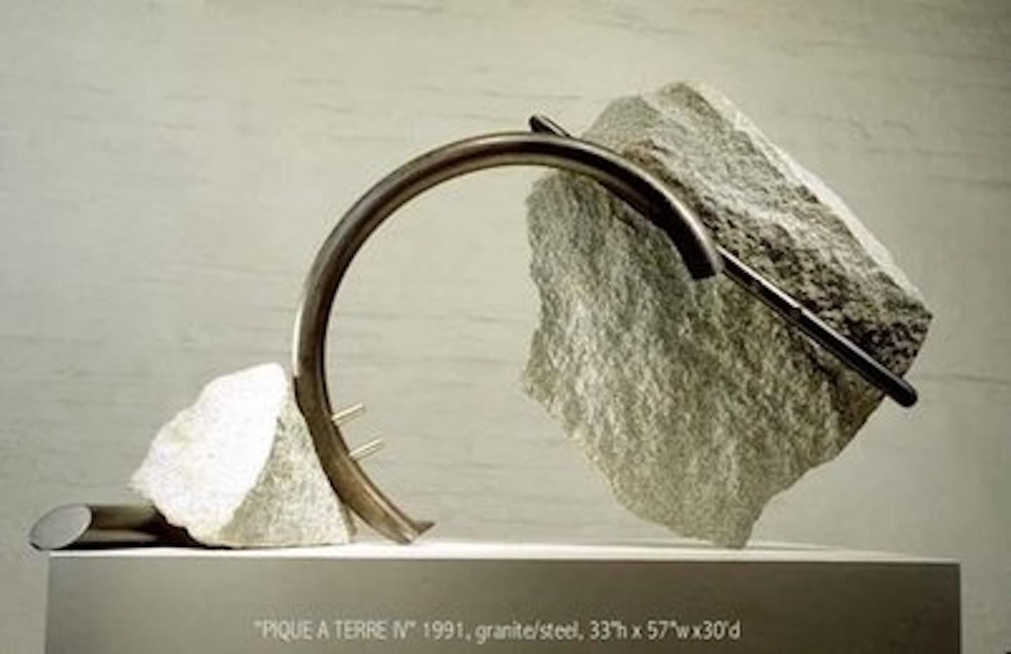 La pietra e il metallo, di solito il granito o l'ardesia e gli oggetti trovati in acciaio, sono al centro delle mie sculture. L'interazione di questi materiali è un punto focale. Al livello più elementare, l'opera riguarda il connubio tra il