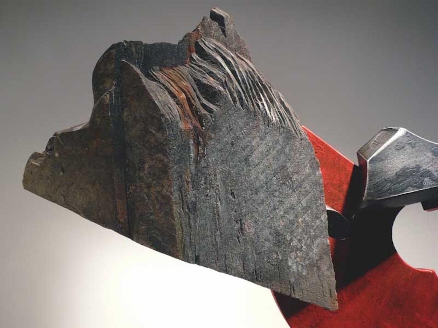 Stein und Metall, in der Regel Granit oder Schiefer, und Fundstücke aus Stahl stehen im Mittelpunkt meiner Bildhauerei. Die Interaktion dieser MATERIALIEN ist ein wichtiger Schwerpunkt. Auf der grundlegendsten Ebene geht es in dem Werk um die