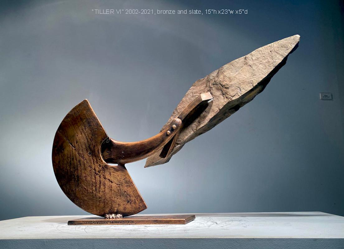 Tiller VI
15 "h x23 "l x5 "p
Piccolo
bronzo e ardesia

La pietra e il metallo, di solito granito o ardesia, e gli oggetti trovati in acciaio sono al centro delle mie sculture. L
interazione di questi materiali è un punto focale. Al livello più