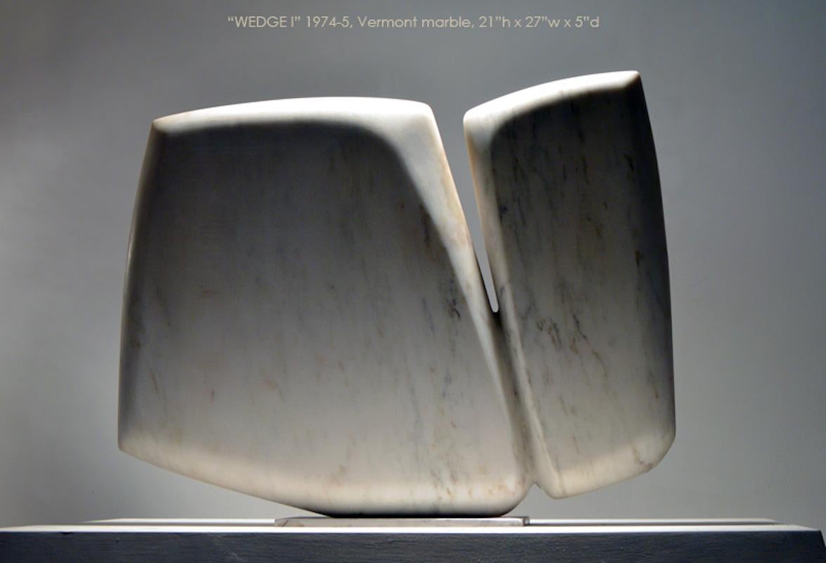 WEDGE I
Marmor und rostfreier Stahl
30" (Höhe) x 36" (Breite) x 5" (Tiefe)

Stein und Metall, in der Regel Granit oder Schiefer, sowie Fundstücke aus Stahl spielen in meinen Skulpturen eine zentrale Rolle. Die Interaktion dieser MATERIALIEN ist ein