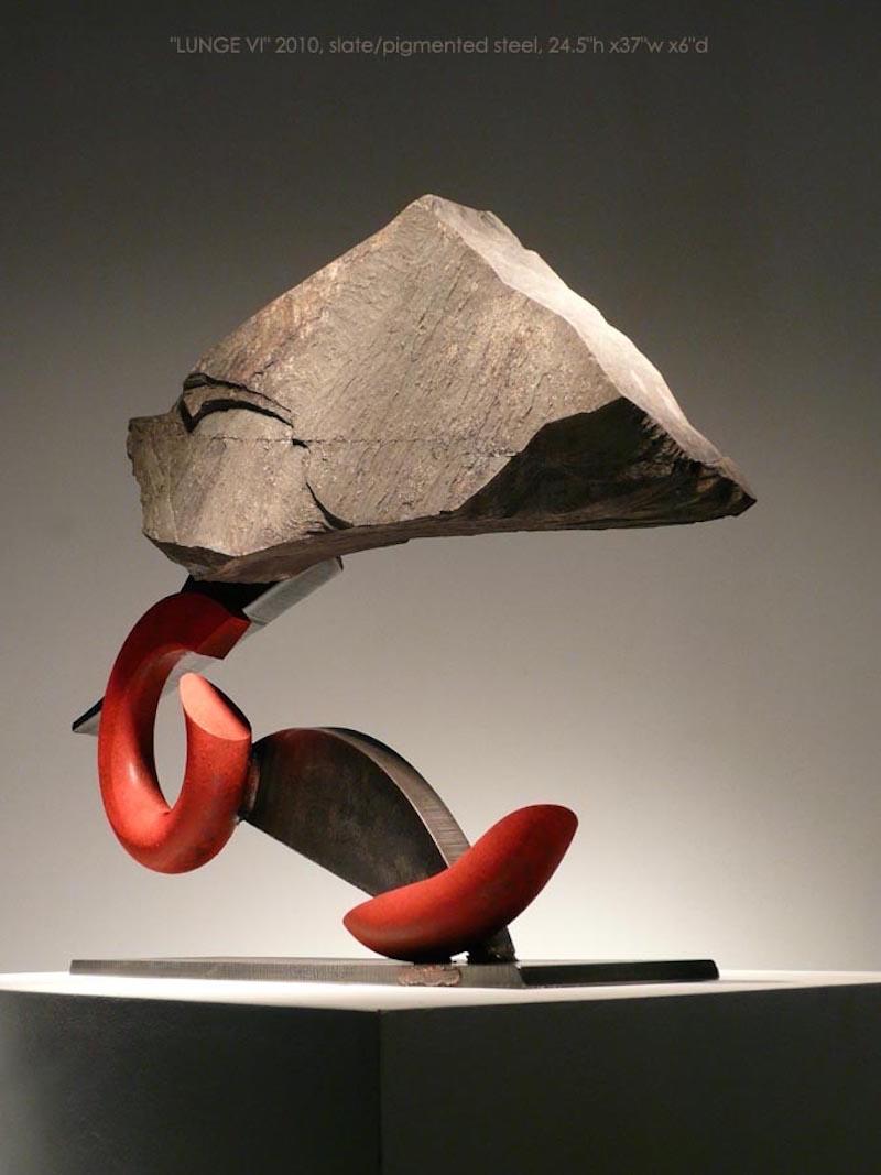 Médium : Pierre de rivière, acier pigmenté et scellé

La pierre et le métal, généralement le granit ou l'ardoise et l'acier des objets trouvés, occupent une place centrale dans ma sculpture. L'interaction de ces matériaux est une préoccupation