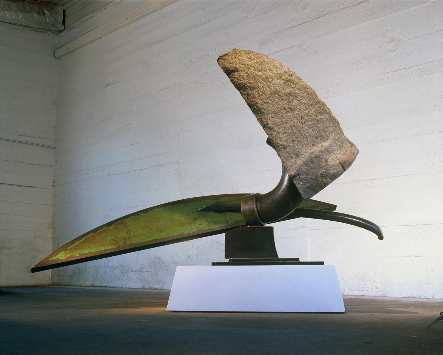 „Round Mountain Landscape“, industrielle, abstrakte Skulptur aus Metall und Stein in Metall