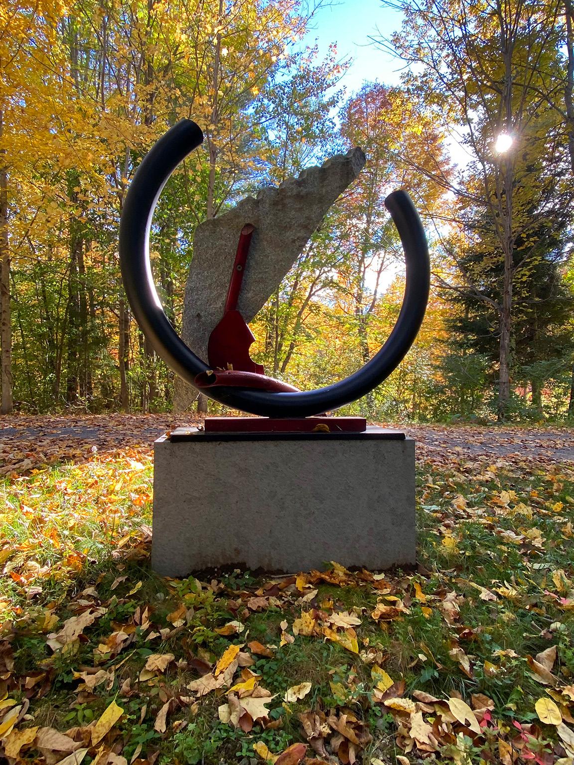 « Sisyphean Circle 8-14-17 », sculpture industrielle abstraite en métal et pierre - Abstrait Sculpture par John Van Alstine