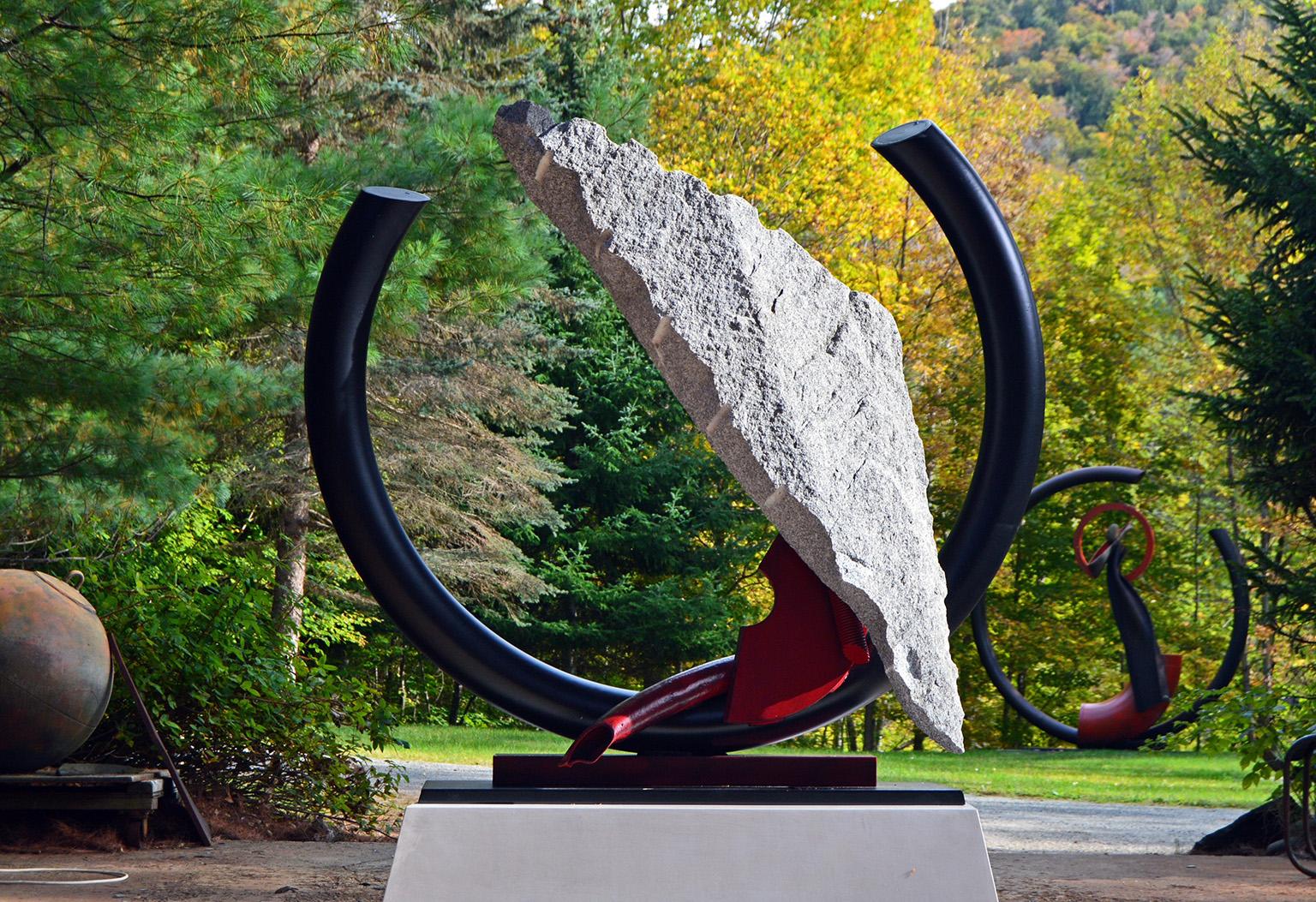 John Van Alstine Abstract Sculpture – „Sisyphean Circle 8-14-17“, industrielle, abstrakte Skulptur aus Metall und Stein