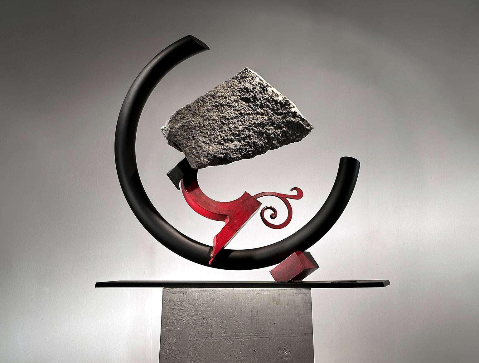 John Van Alstine Abstract Sculpture – „Sisyphean Circle (Twirl IV)“, industrielle, abstrakte Skulptur aus Metall und Stein