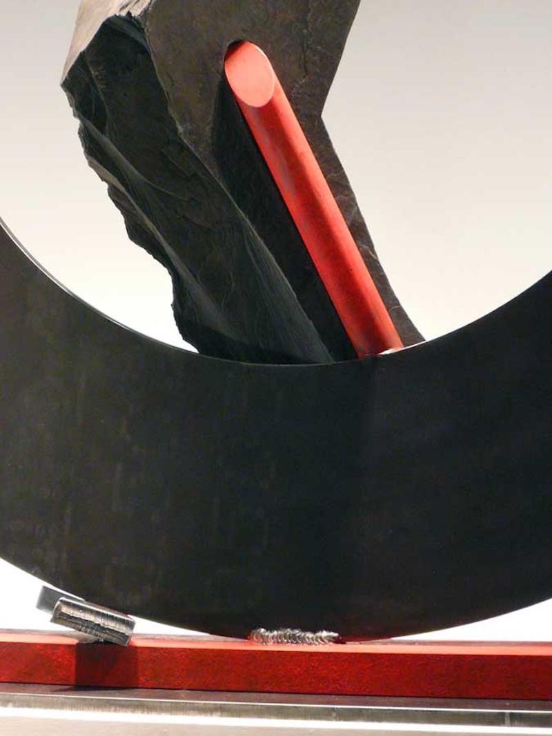 Circolo Sisifo XLII (I-Cirlce), John Van Alstine.

La pietra e il metallo, di solito granito o ardesia, e gli oggetti trovati in acciaio sono al centro delle mie sculture. L'interazione di questi materiali è un punto focale. Al livello più