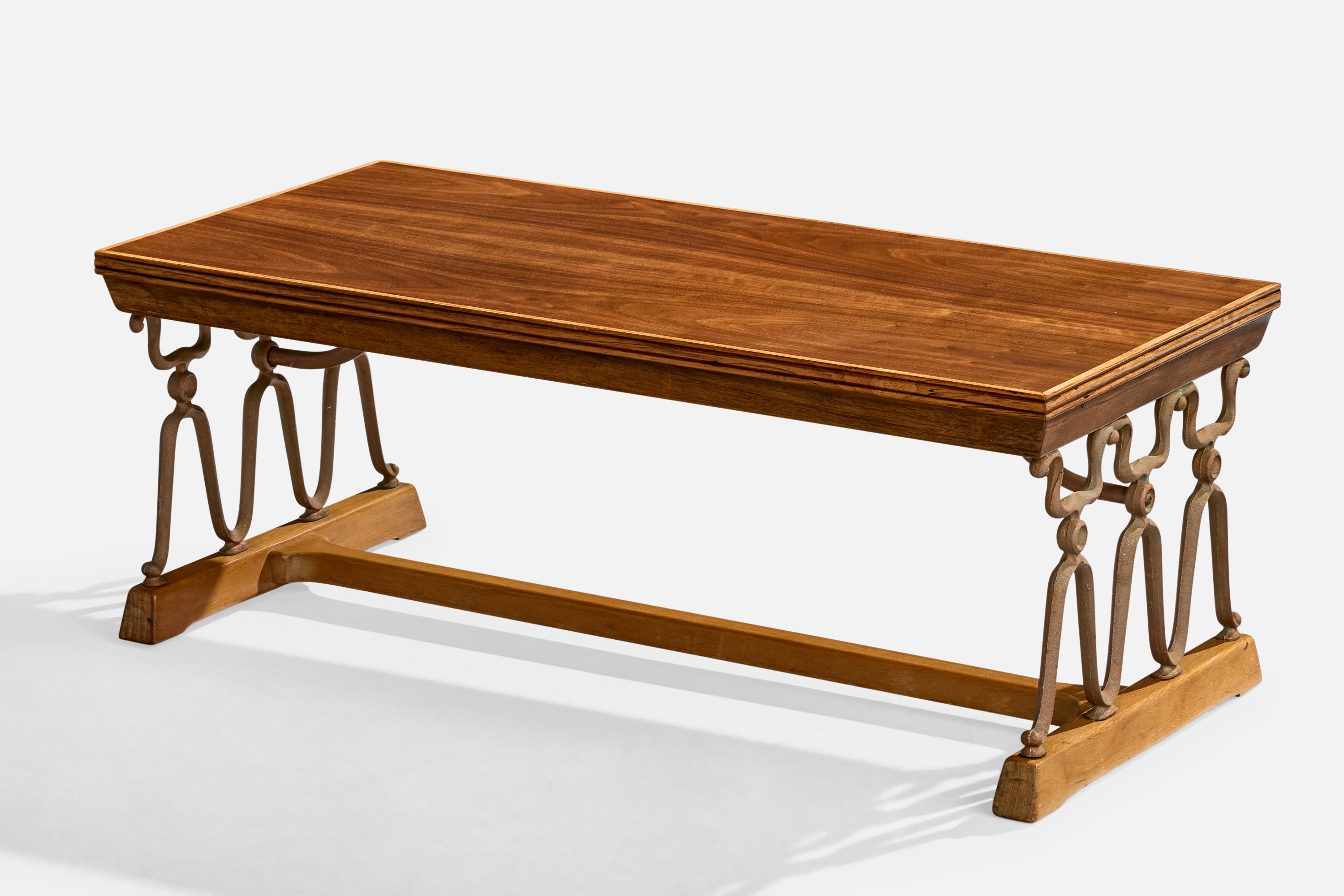 Banco o mesa de centro de hierro pintado en nogal y bronce, diseñado por John Van Koert y fabricado por Drexel, EE.UU., c. 1950.

Desgaste propio de la edad y el uso

Dimensiones totales (pulgadas): 14,0 