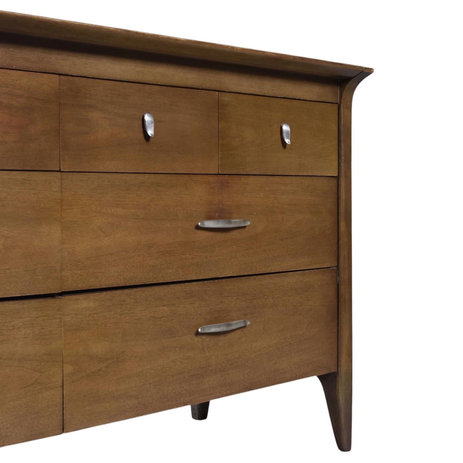 Cromo John Van Koert Drexel Profilo K4 Cassettone basso con specchio abbinato in vendita