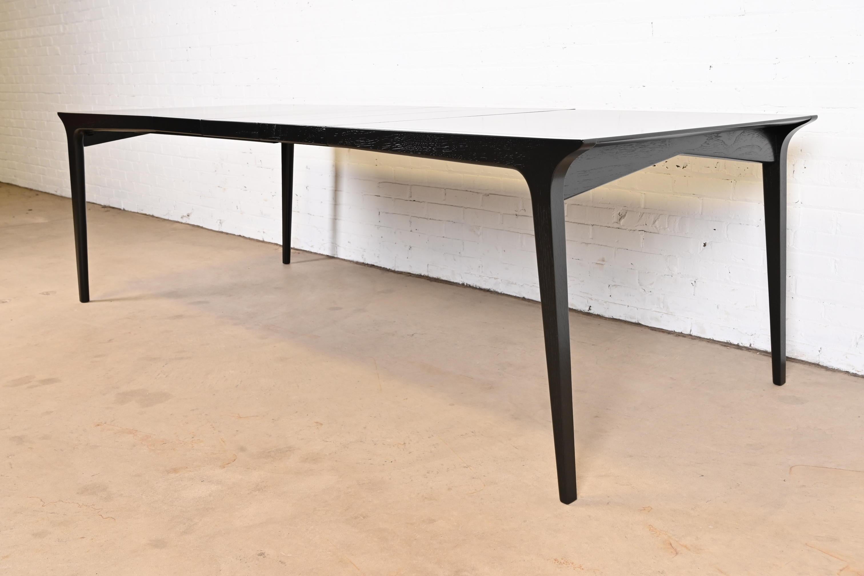 Mid-Century Modern Table de salle à manger laquée noire John Van Koert pour Drexel, nouvellement revernie en vente