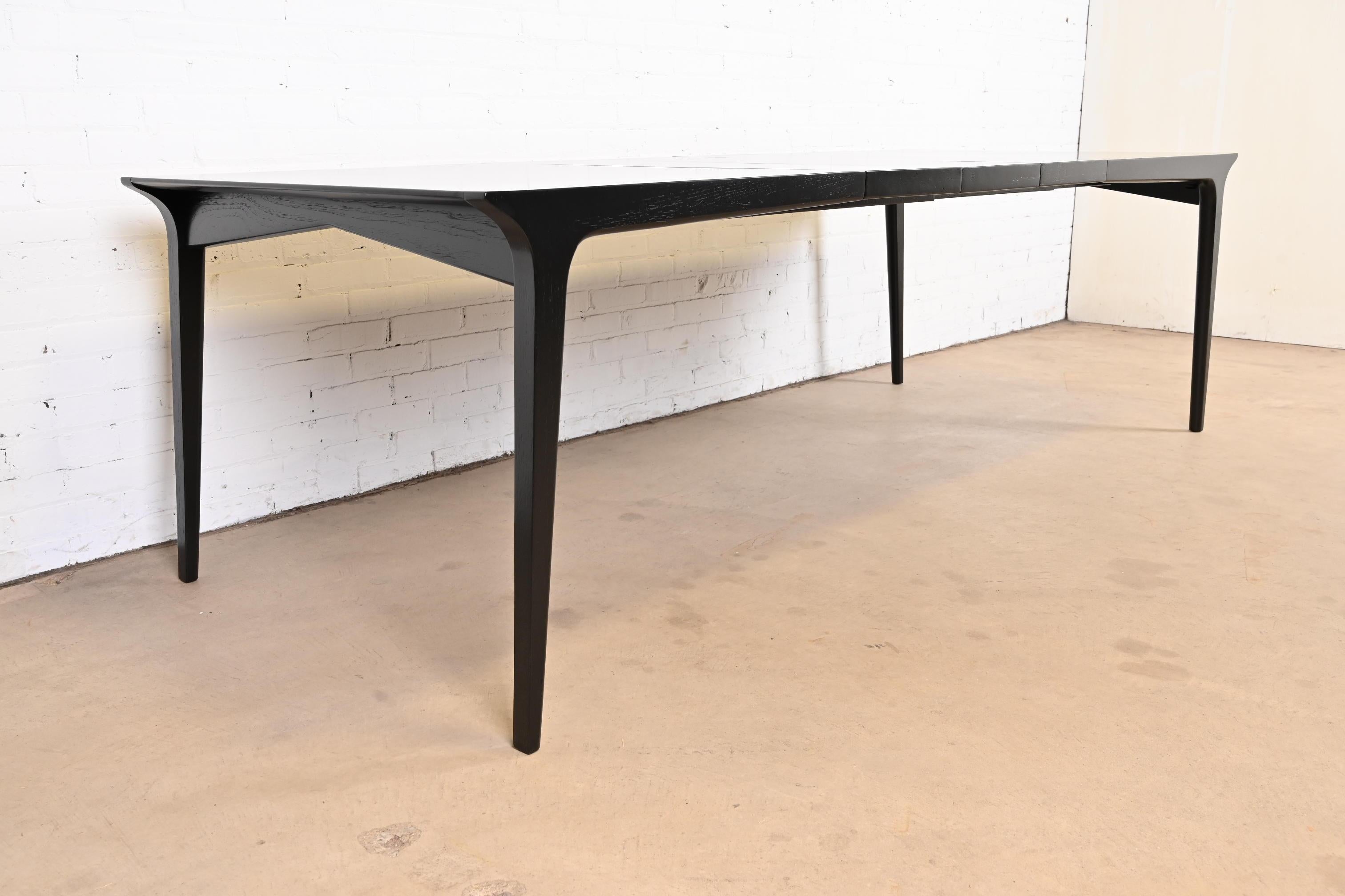 Laque Table de salle à manger laquée noire John Van Koert pour Drexel, nouvellement revernie en vente