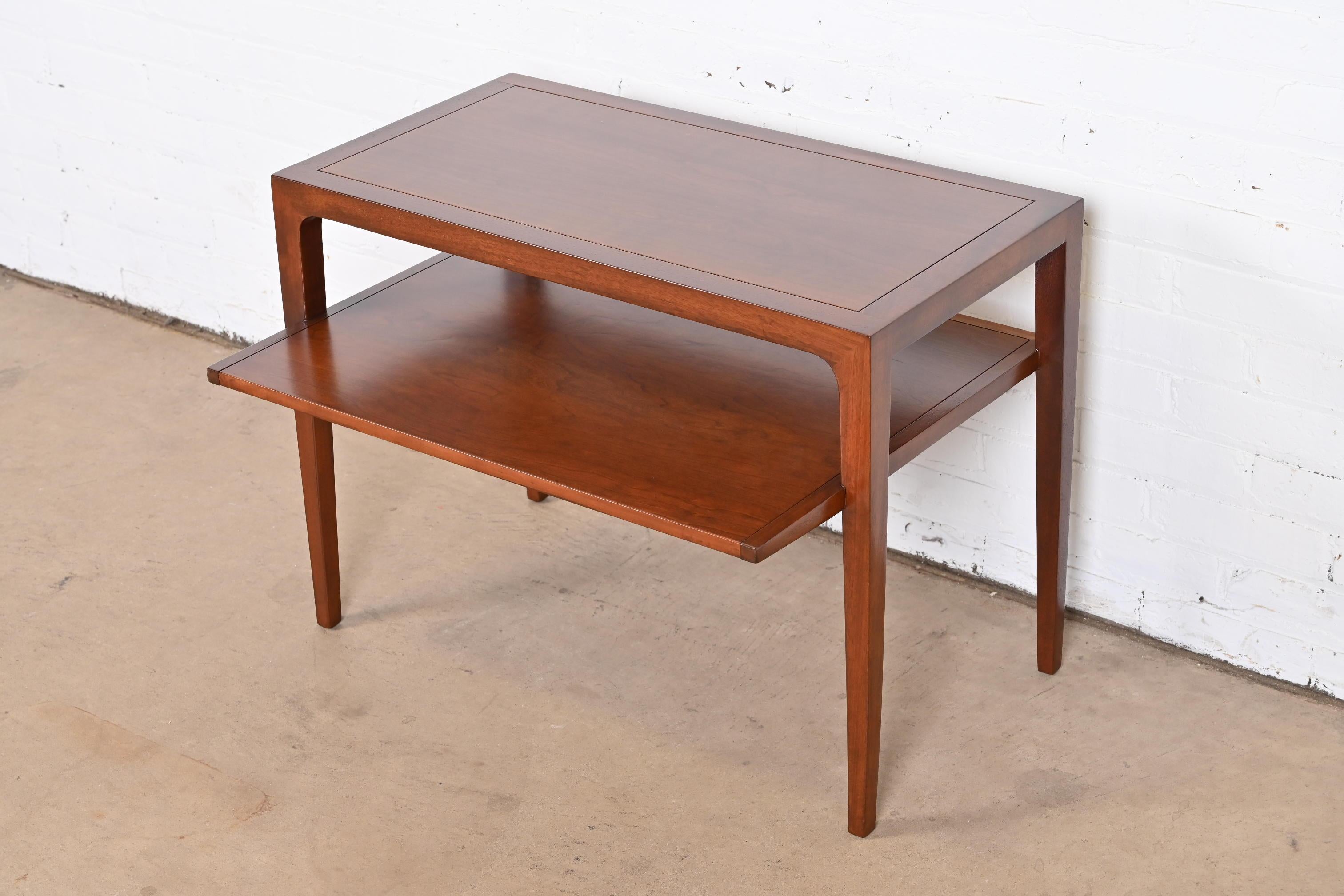 Mid-Century Modern Table d'appoint à deux niveaux en bois de cerisier John Van Koert pour Drexel, nouvellement revernie en vente