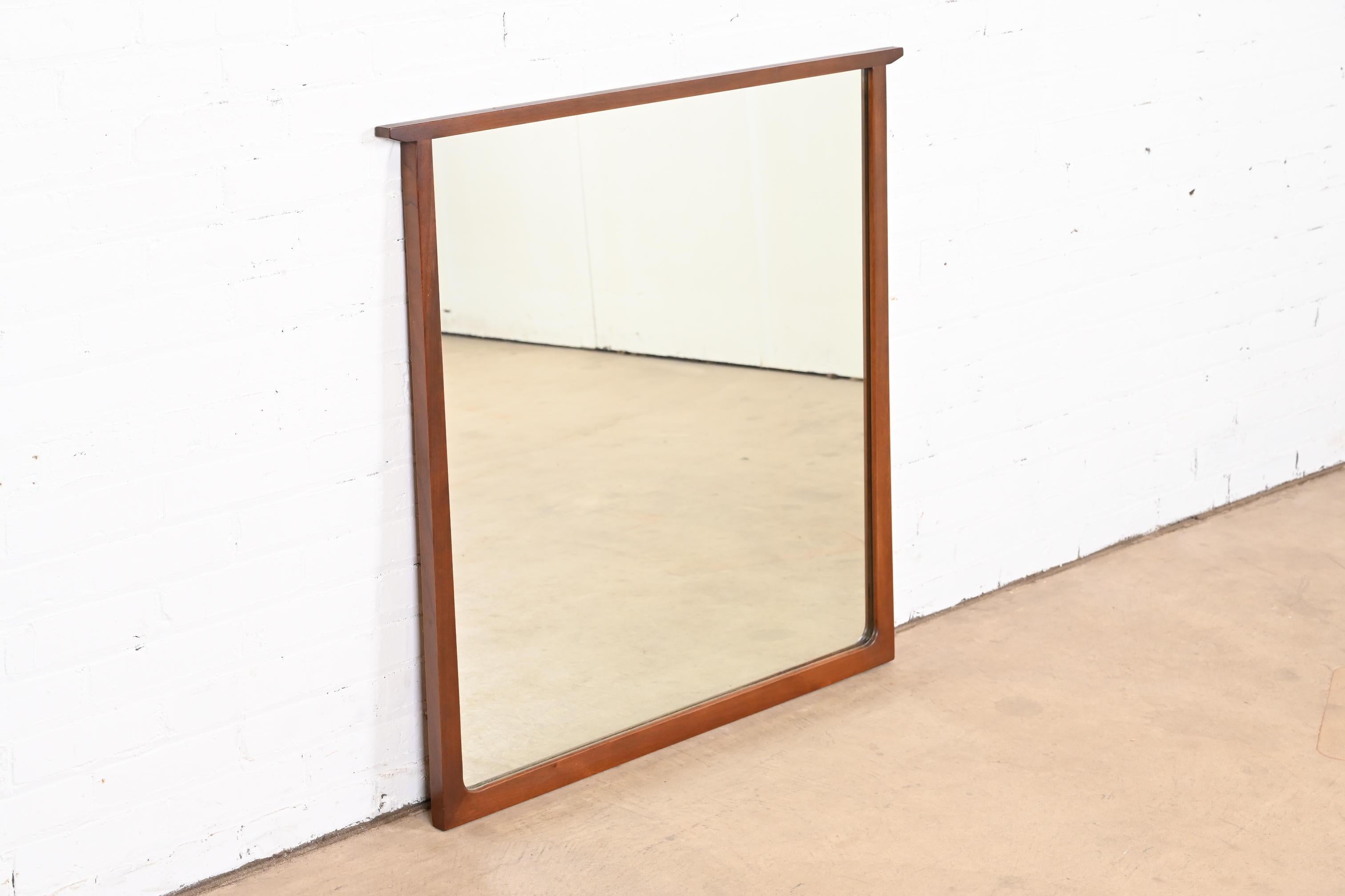 A stylish Mid-Century Modern sculpted cherry wood framed wall mirror

In the manner of George Nakashima

By John Van Koert for Drexel

USA, 1956

Measures: 36.75