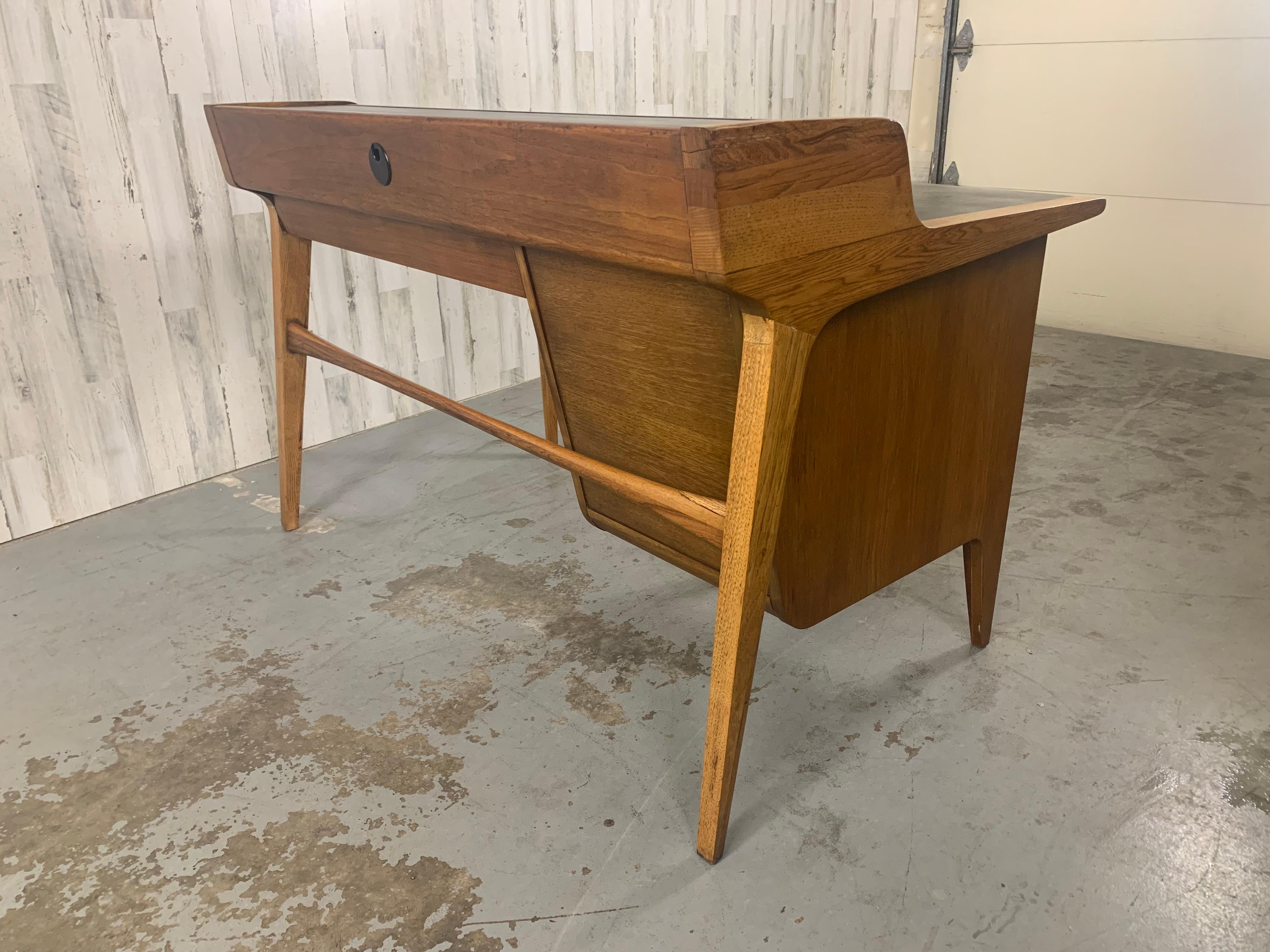 John Van Koert für Drexel Profile Mid Century Schreibtisch mit Lederplatte aus Nussbaum im Angebot 5