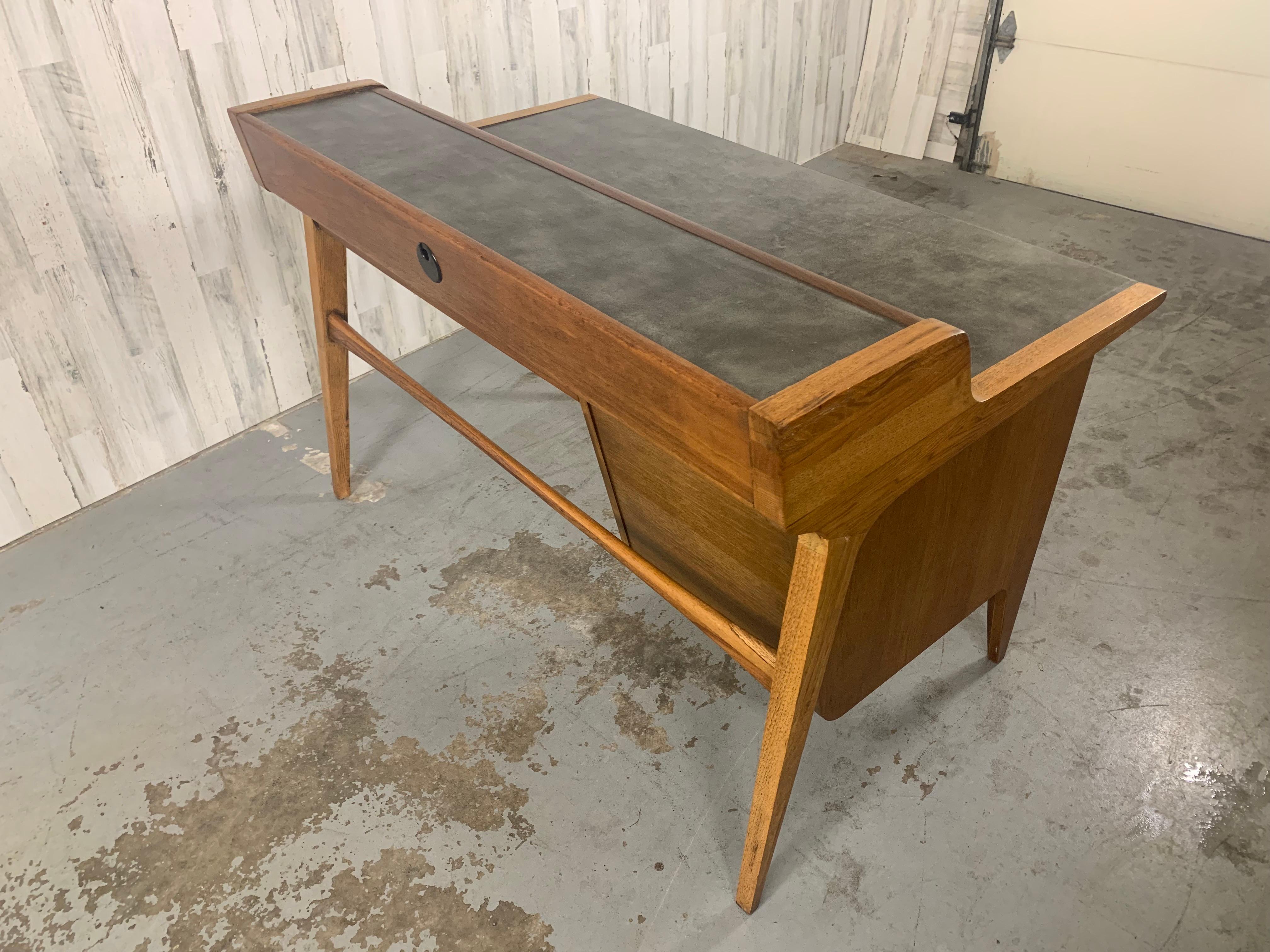 John Van Koert für Drexel Profile Mid Century Schreibtisch mit Lederplatte aus Nussbaum im Angebot 6