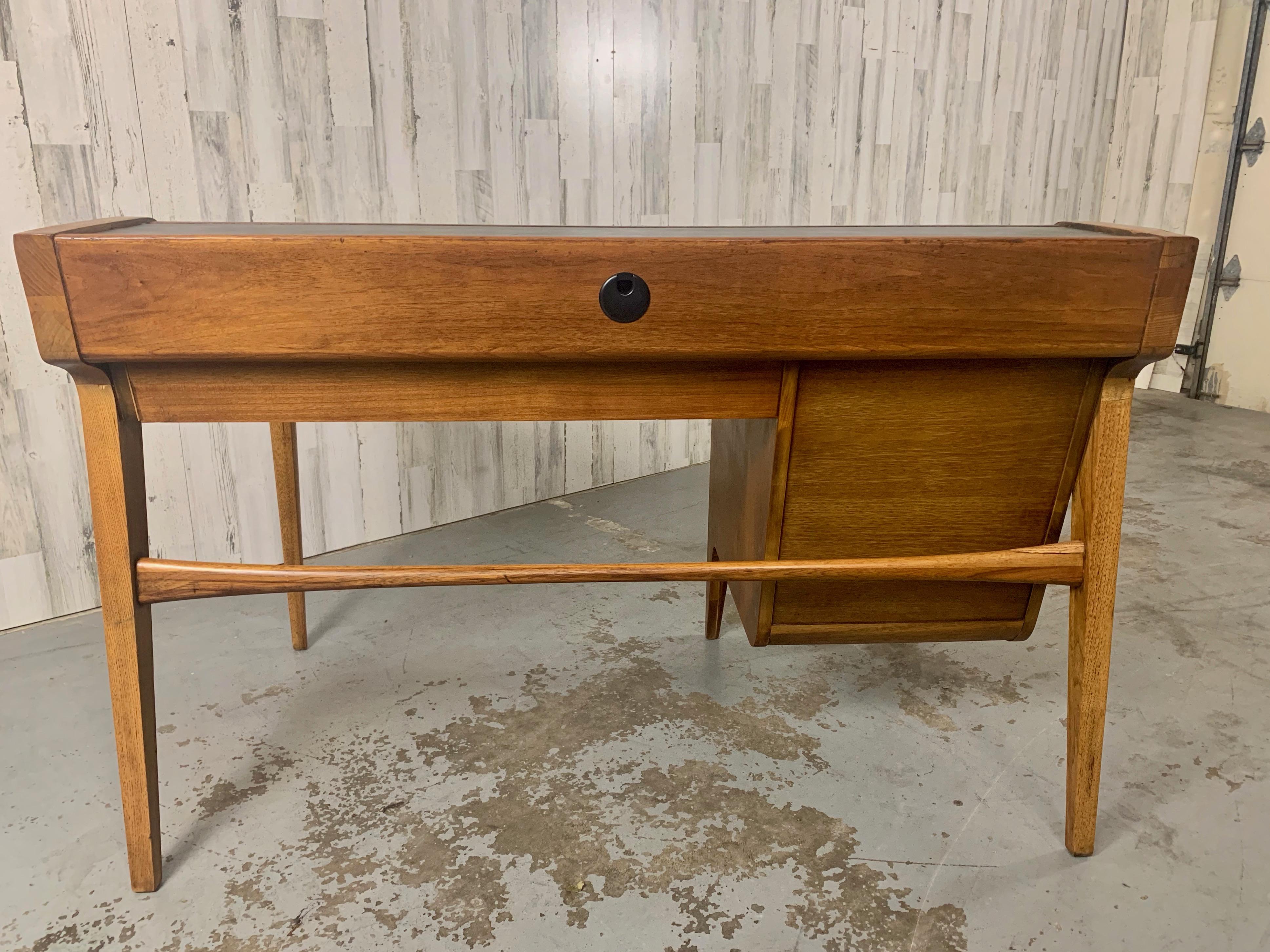 John Van Koert für Drexel Profile Mid Century Schreibtisch mit Lederplatte aus Nussbaum im Angebot 7