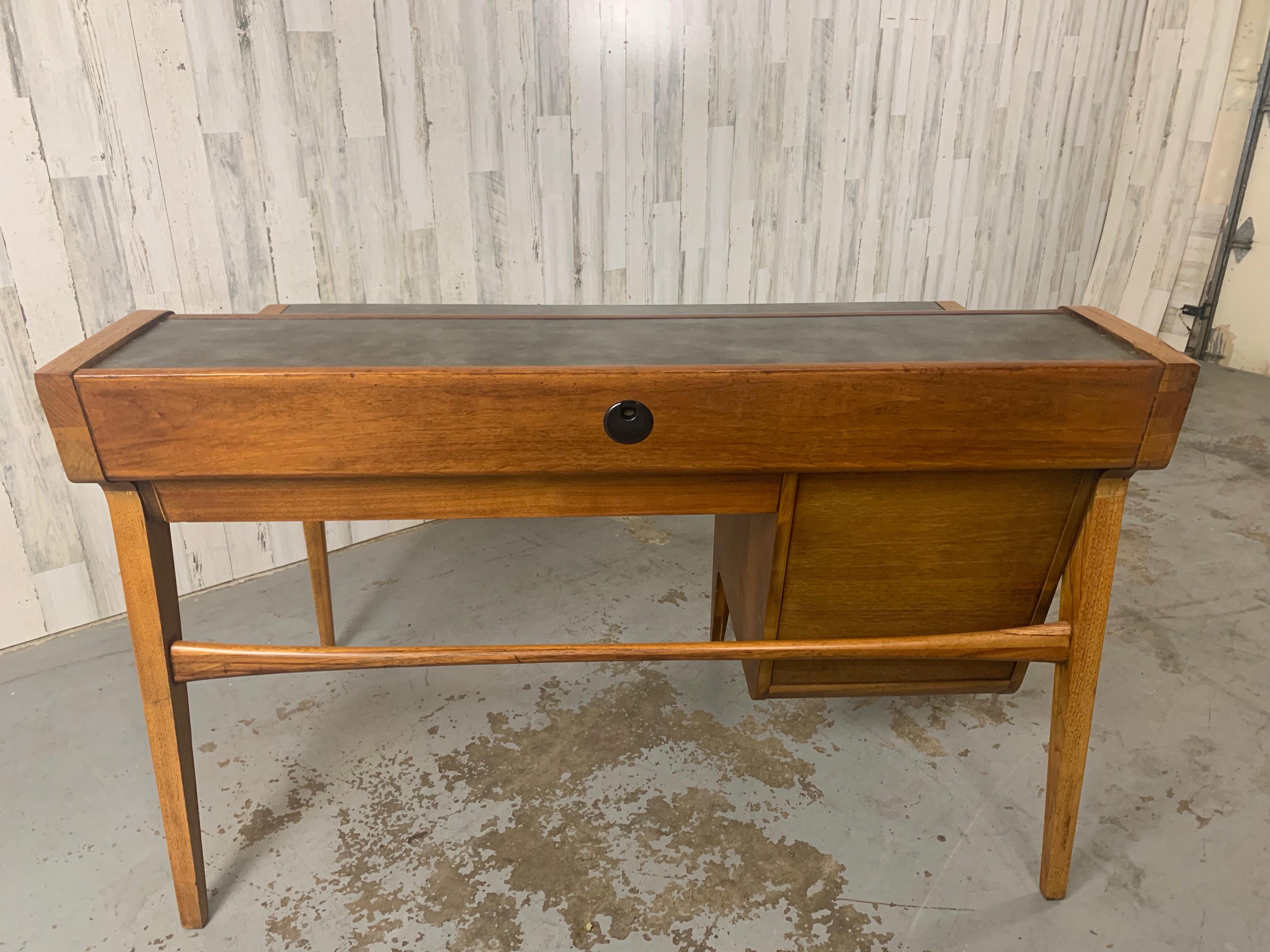 John Van Koert für Drexel Profile Mid Century Schreibtisch mit Lederplatte aus Nussbaum im Angebot 8