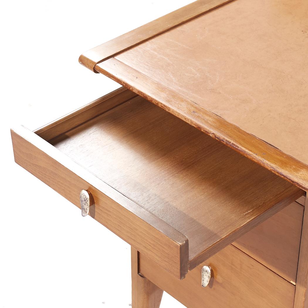 John Van Koert per Drexel Profile Scrivania in legno di noce con piano in pelle del metà del secolo scorso in vendita 7