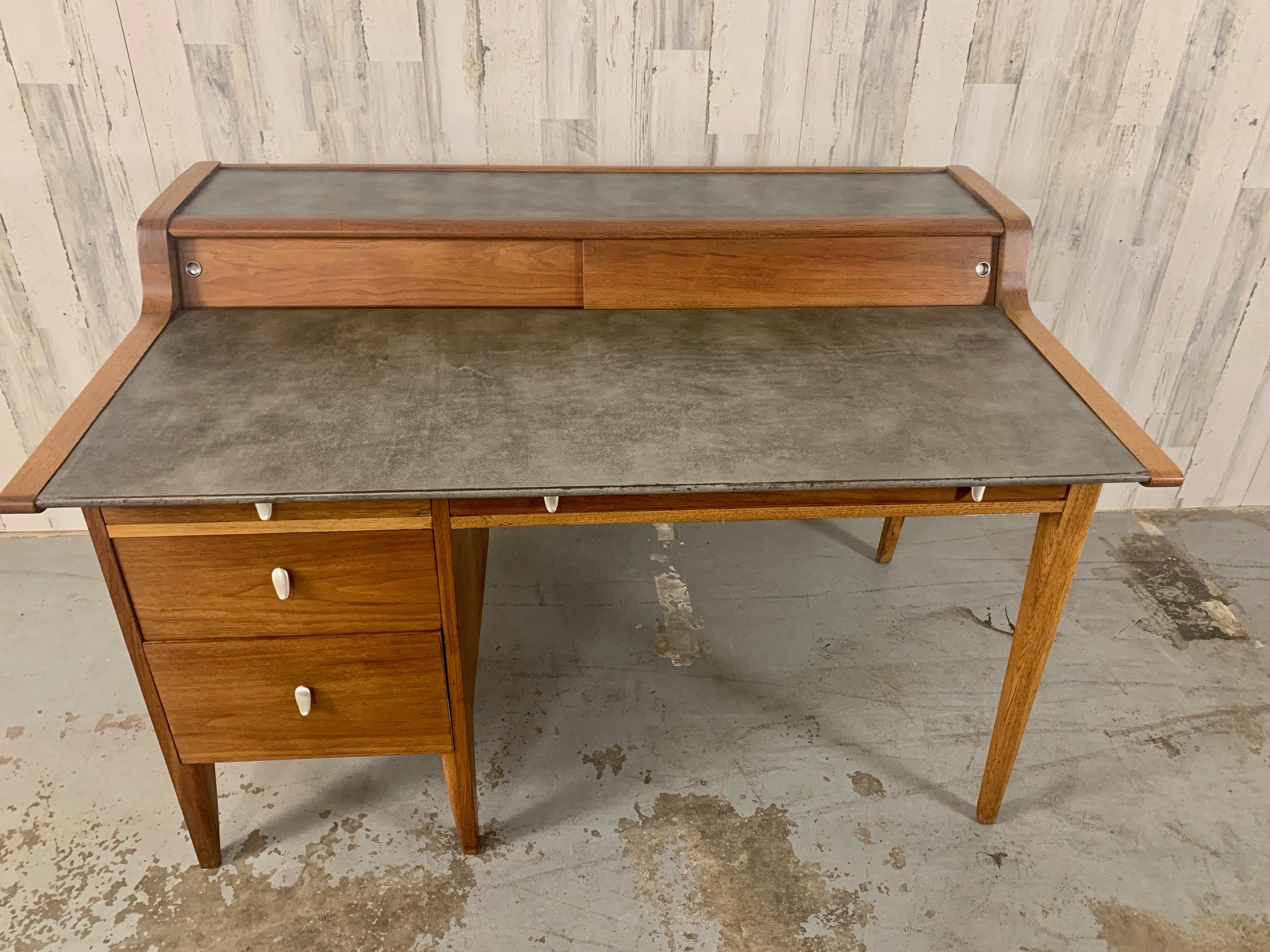 John Van Koert für Drexel Profile Mid Century Schreibtisch mit Lederplatte aus Nussbaum im Angebot 9