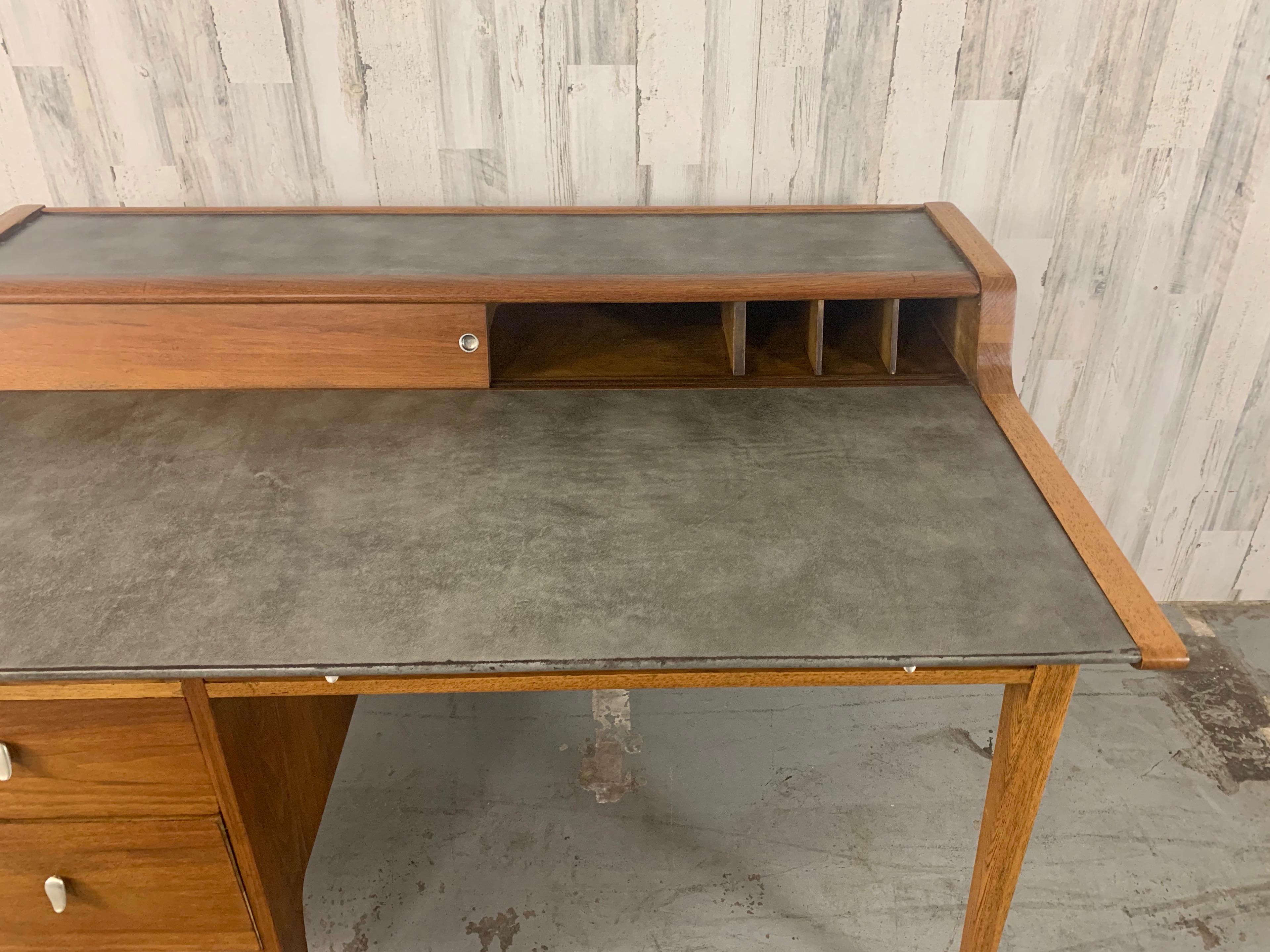 John Van Koert für Drexel Profile Mid Century Schreibtisch mit Lederplatte aus Nussbaum im Angebot 10