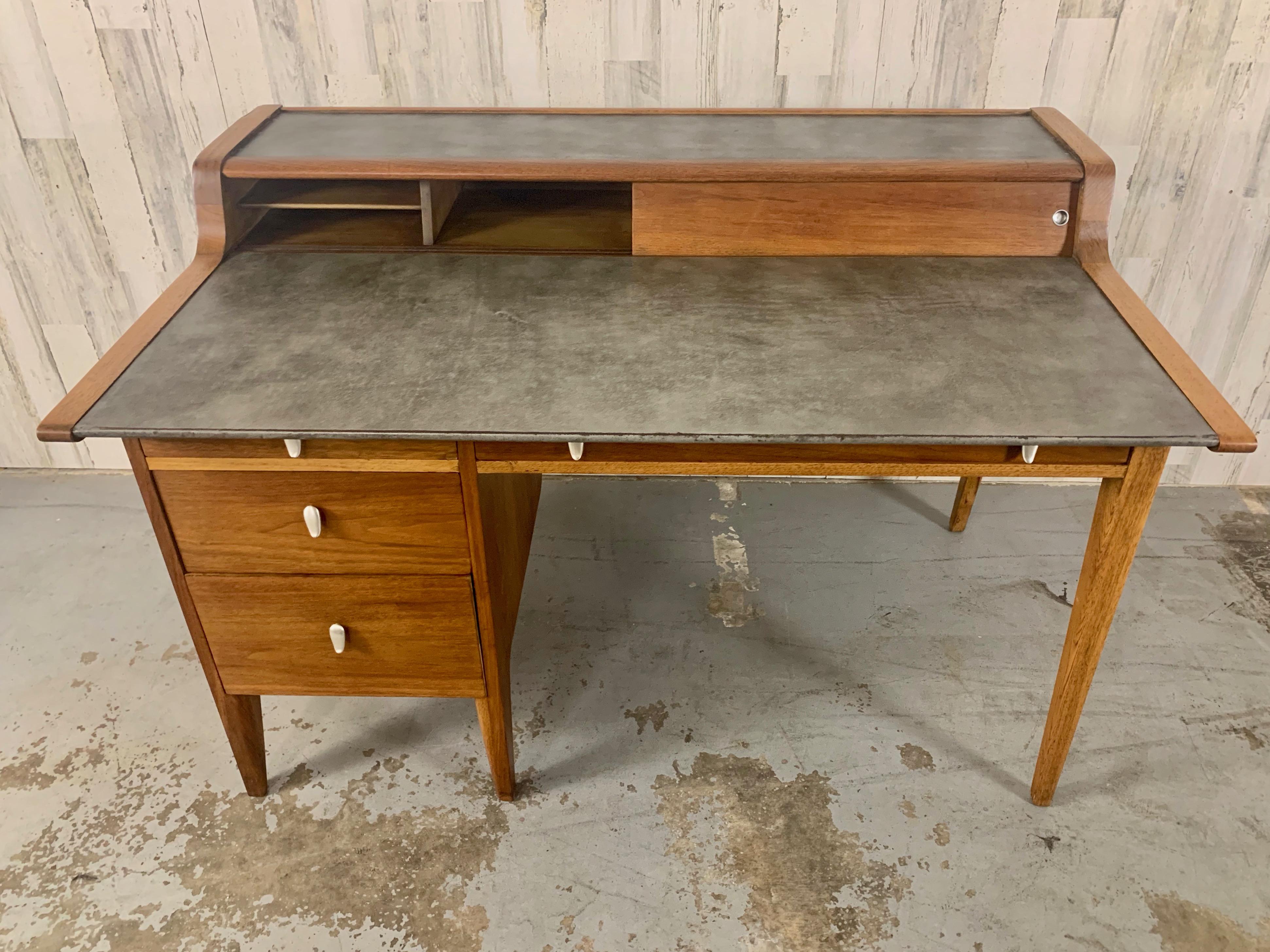 John Van Koert für Drexel Profile Mid Century Schreibtisch mit Lederplatte aus Nussbaum im Angebot 11