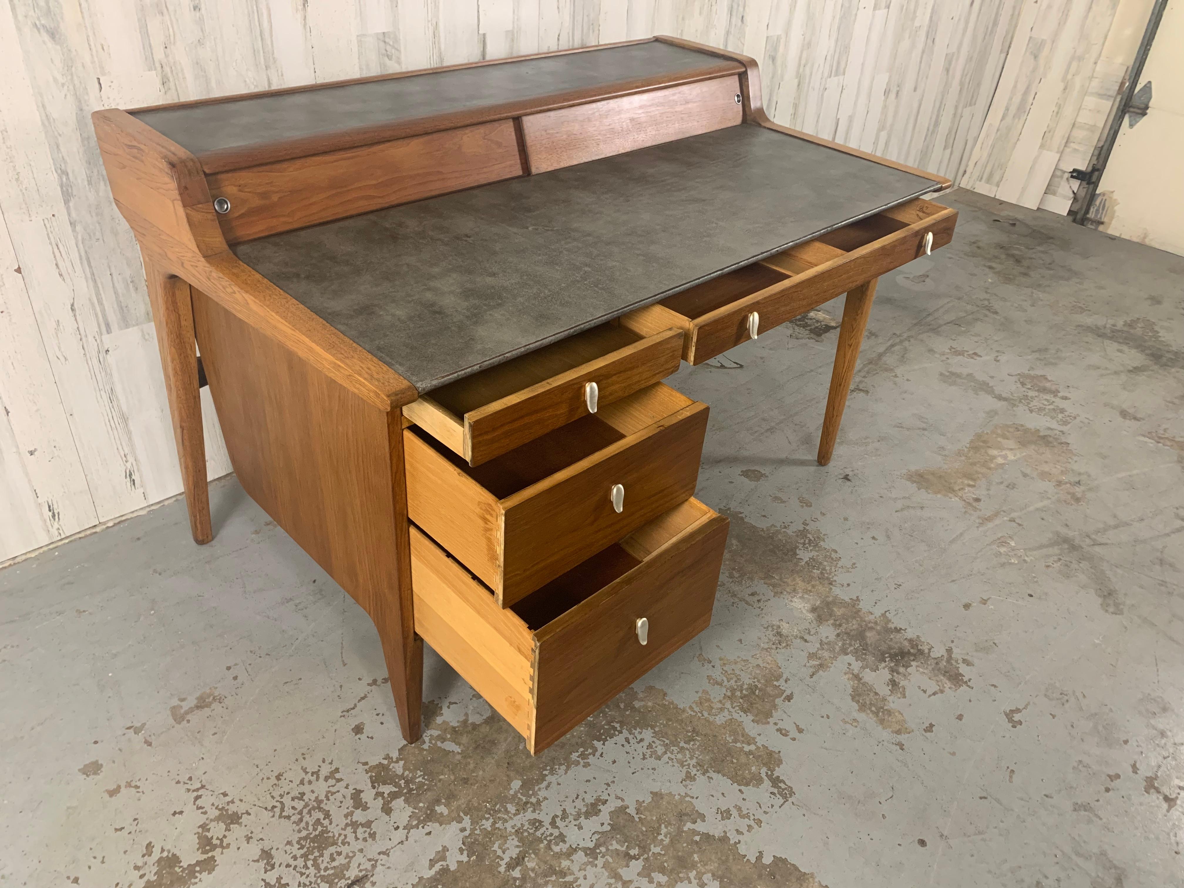John Van Koert für Drexel Profile Mid Century Schreibtisch mit Lederplatte aus Nussbaum im Angebot 12
