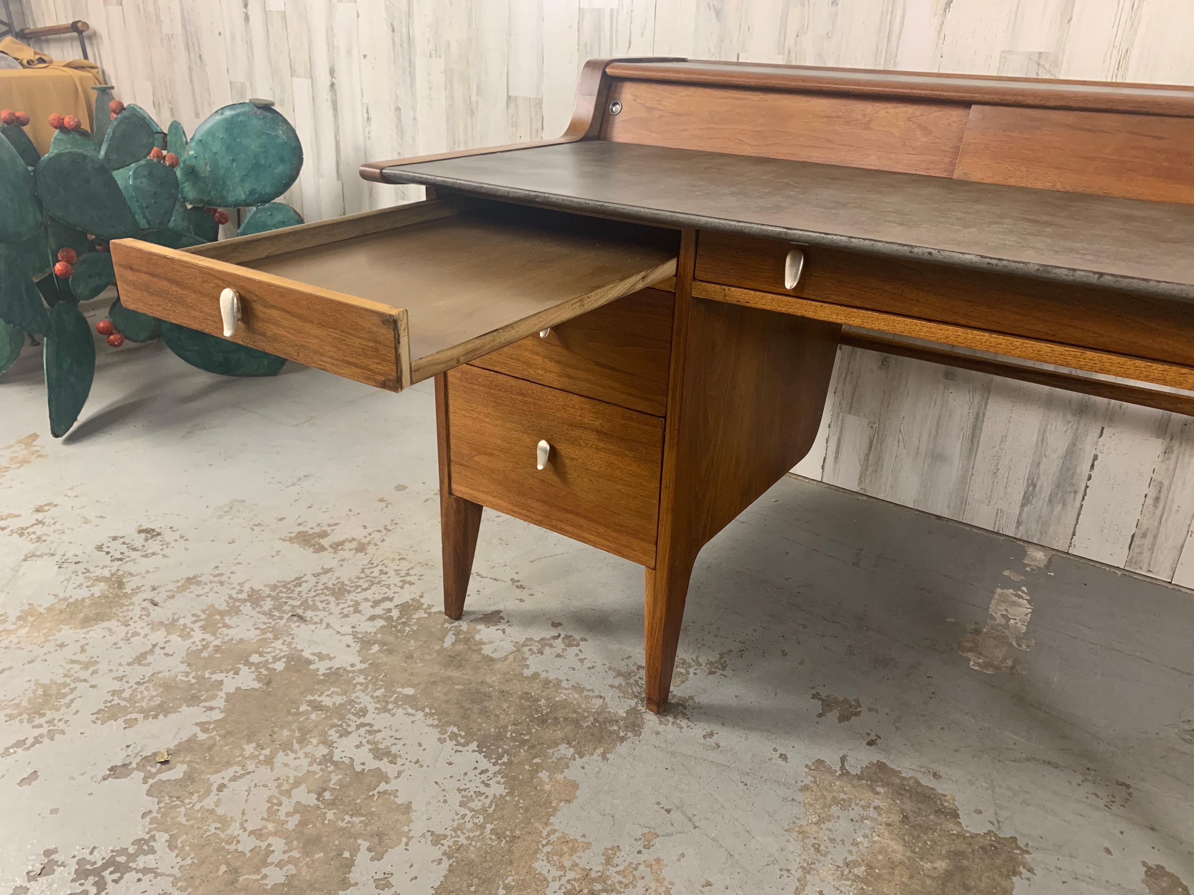 John Van Koert für Drexel Profile Mid Century Schreibtisch mit Lederplatte aus Nussbaum im Angebot 13