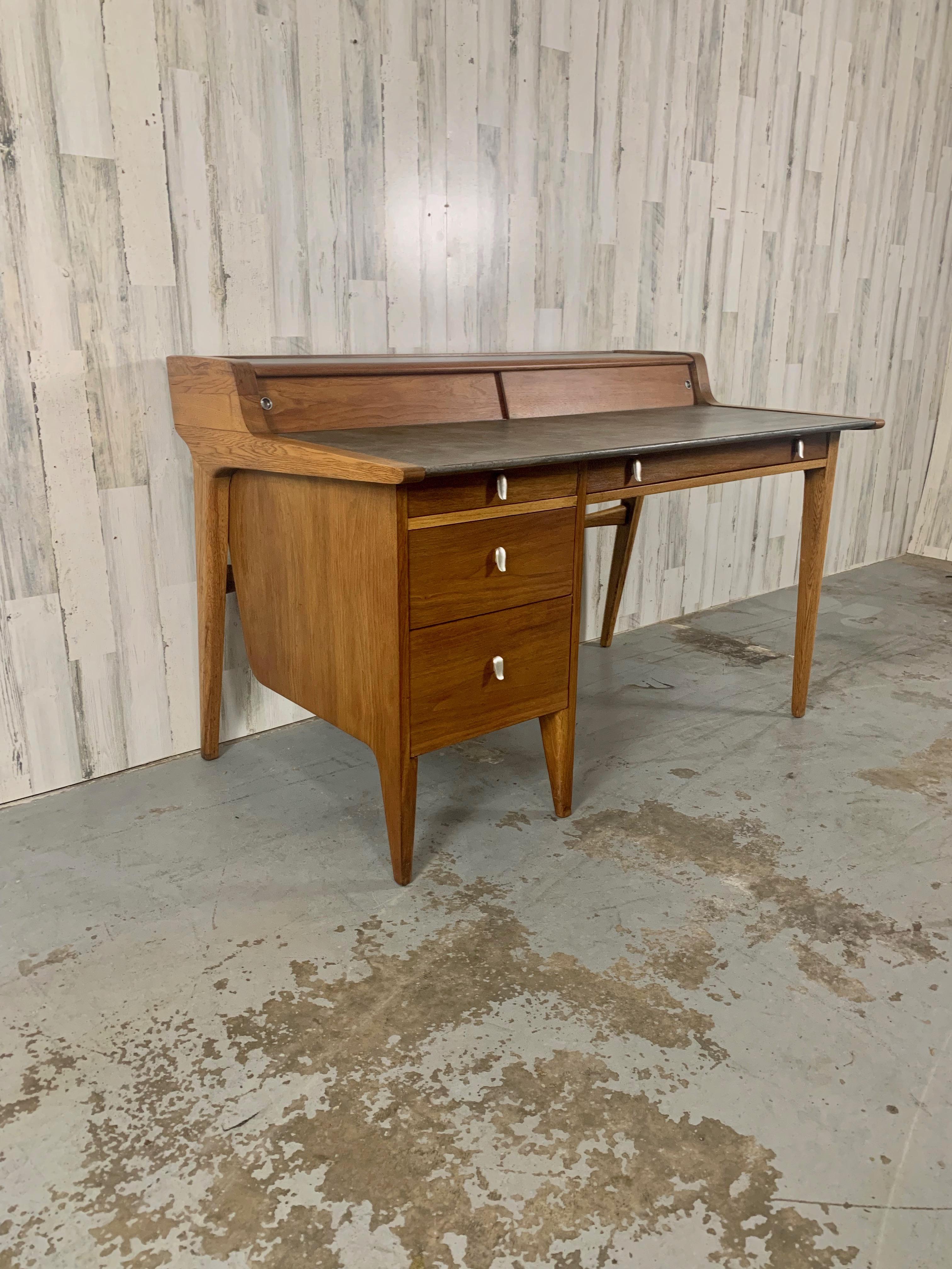 Starkes, kühnes Design von John Van Koert für Drexel Möbel. Eine Kombination aus Nussbaum und Eiche macht diesen Schreibtisch zu einem beeindruckenden Vintage-Kunstwerk. Die Schreibfläche ist 30,25