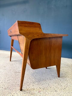 John Van Koert per Drexel Profile Scrivania in legno di noce con piano in pelle del metà del secolo scorso