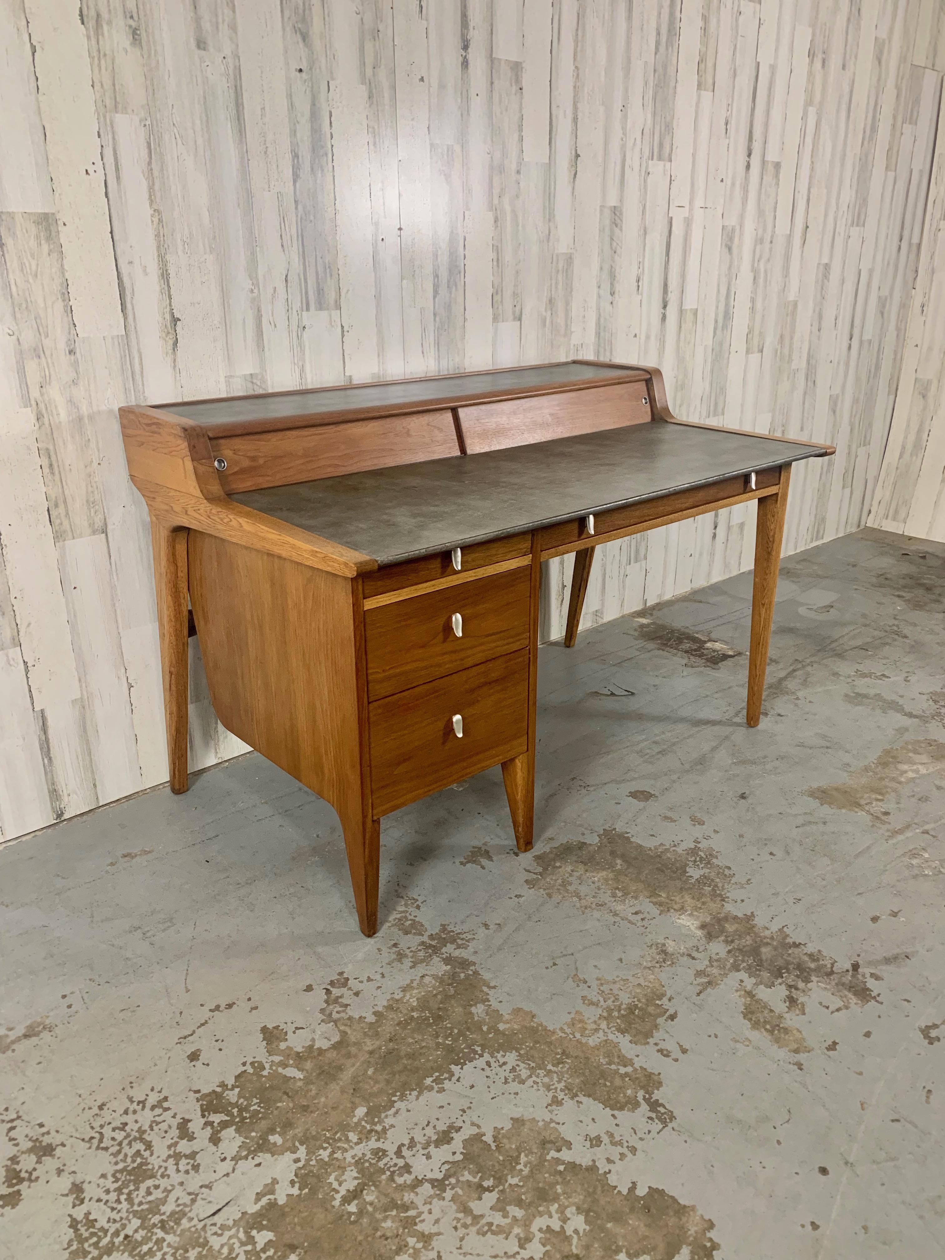 John Van Koert für Drexel Profile Mid Century Schreibtisch mit Lederplatte aus Nussbaum (Moderne der Mitte des Jahrhunderts) im Angebot