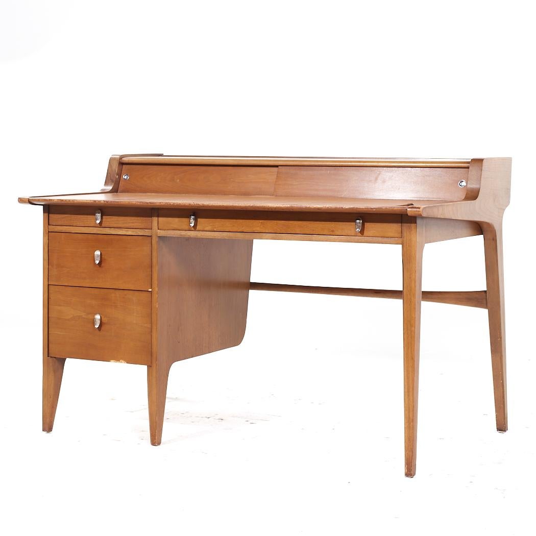 Mid-Century moderno John Van Koert per Drexel Profile Scrivania in legno di noce con piano in pelle del metà del secolo scorso in vendita