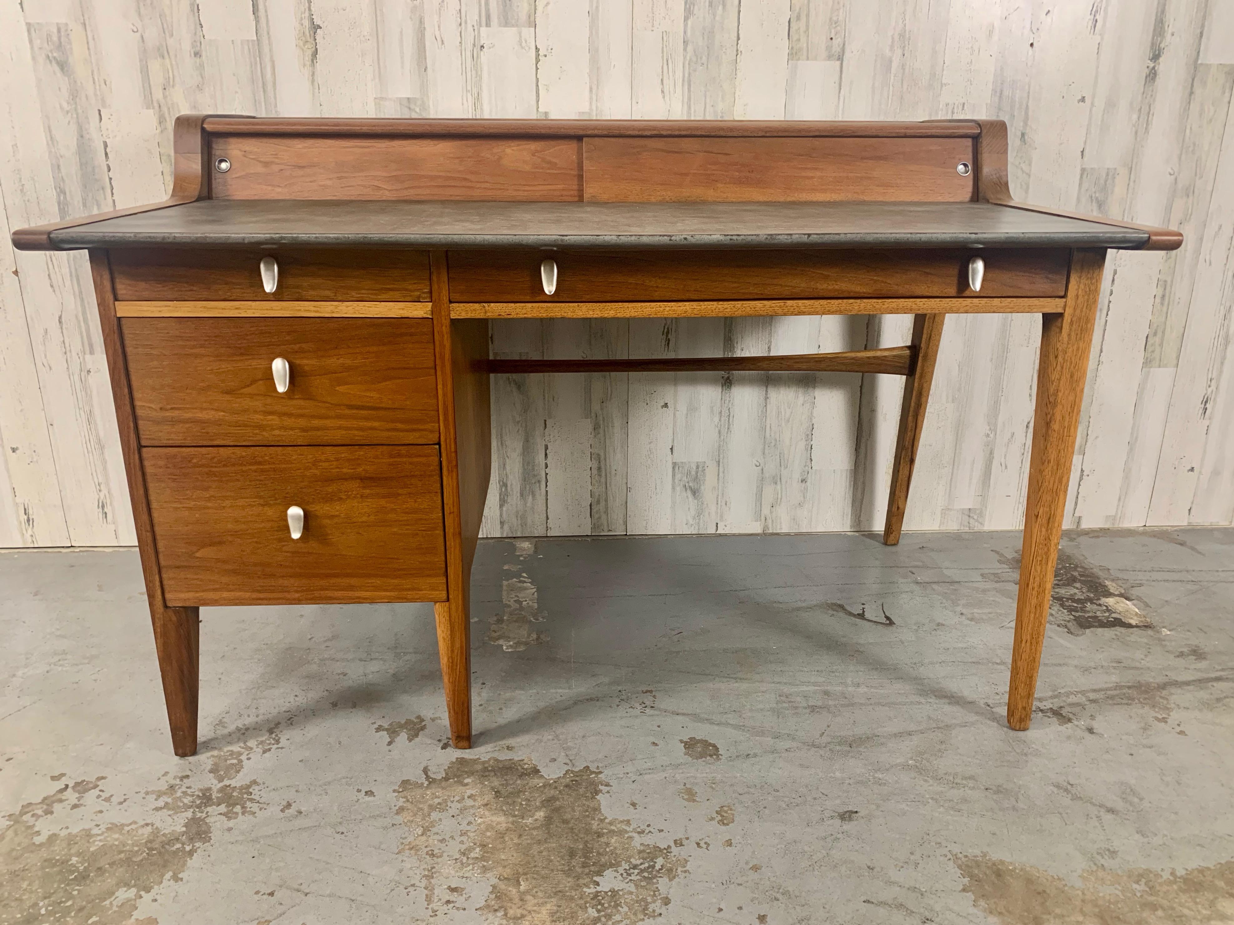 John Van Koert für Drexel Profile Mid Century Schreibtisch mit Lederplatte aus Nussbaum (amerikanisch) im Angebot