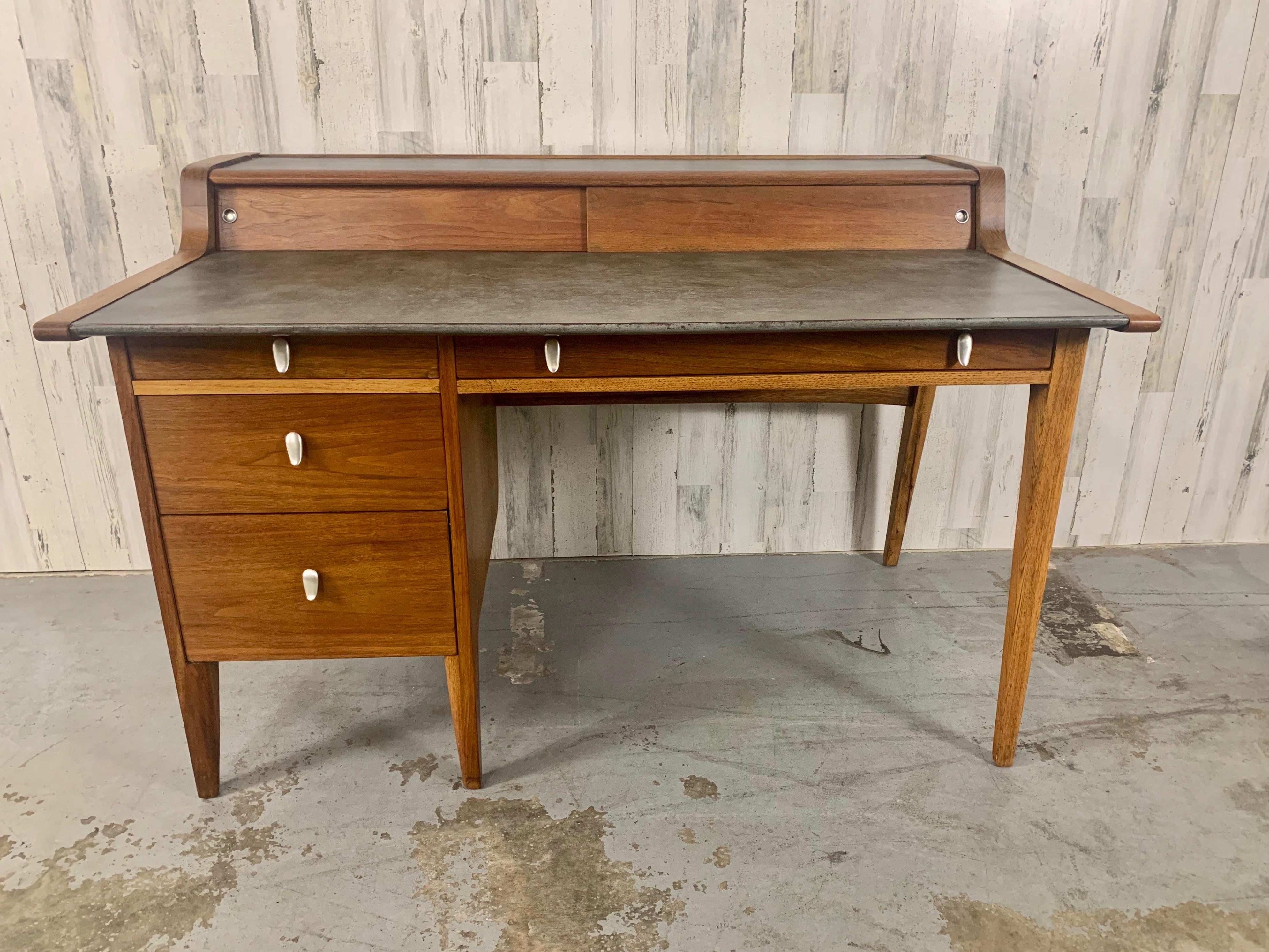 John Van Koert für Drexel Profile Mid Century Schreibtisch mit Lederplatte aus Nussbaum im Zustand „Gut“ im Angebot in Denton, TX
