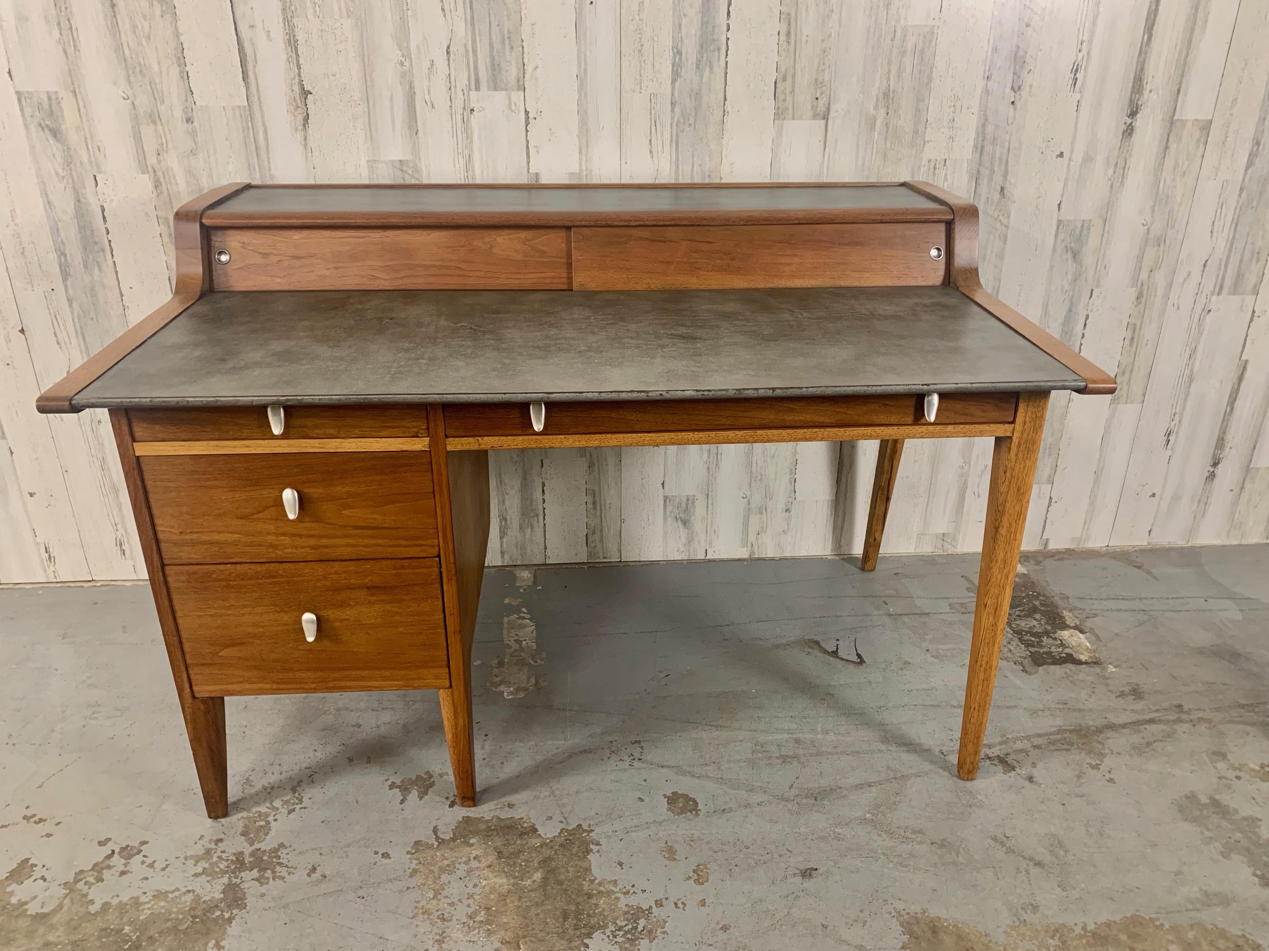 John Van Koert für Drexel Profile Mid Century Schreibtisch mit Lederplatte aus Nussbaum (20. Jahrhundert) im Angebot