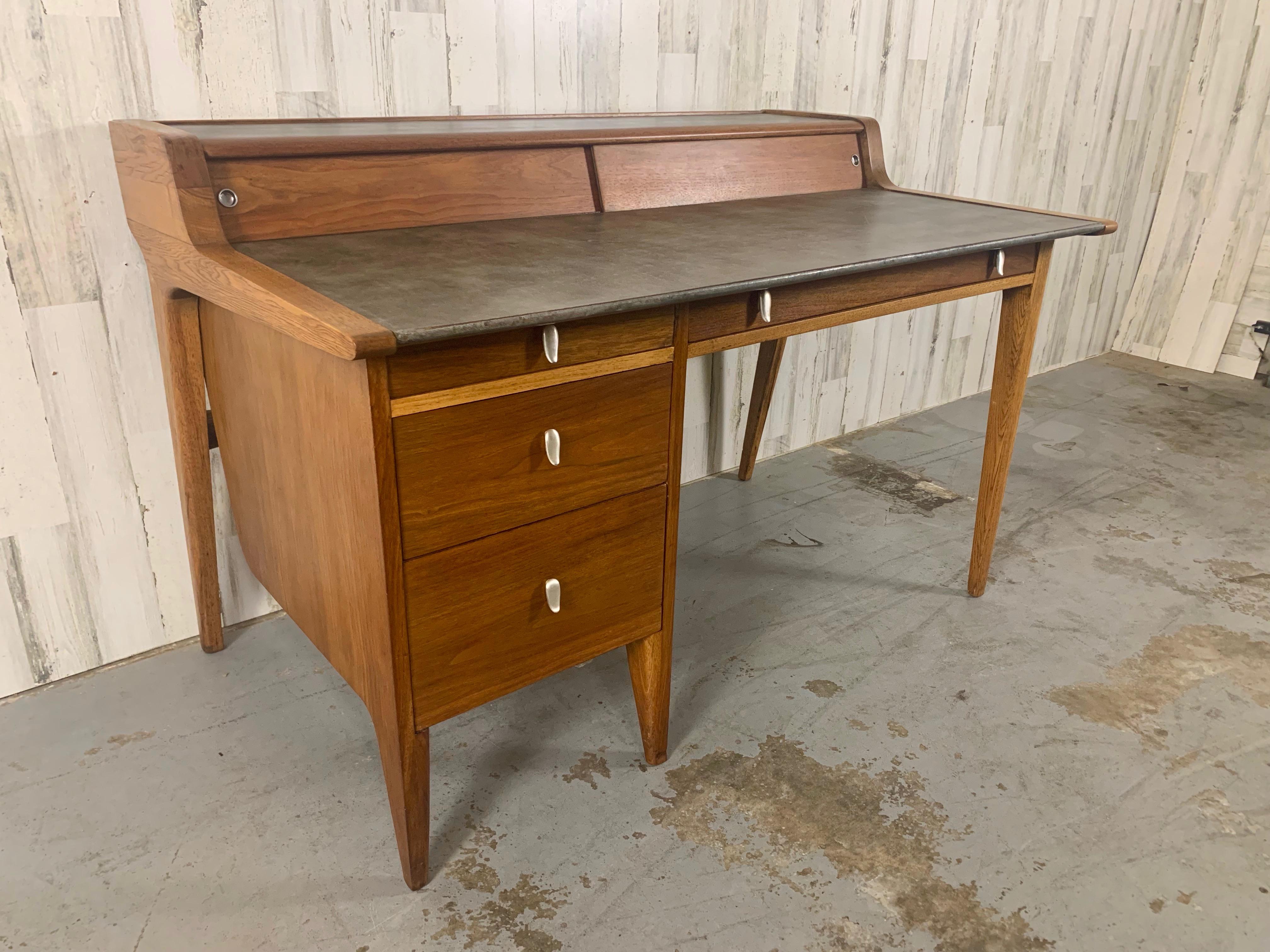 John Van Koert für Drexel Profile Mid Century Schreibtisch mit Lederplatte aus Nussbaum im Angebot 1