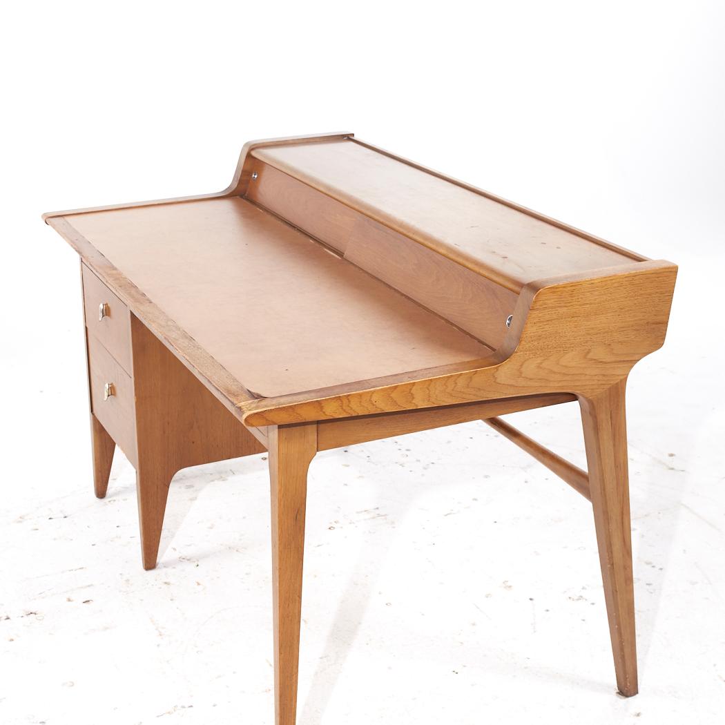 Pelle John Van Koert per Drexel Profile Scrivania in legno di noce con piano in pelle del metà del secolo scorso in vendita