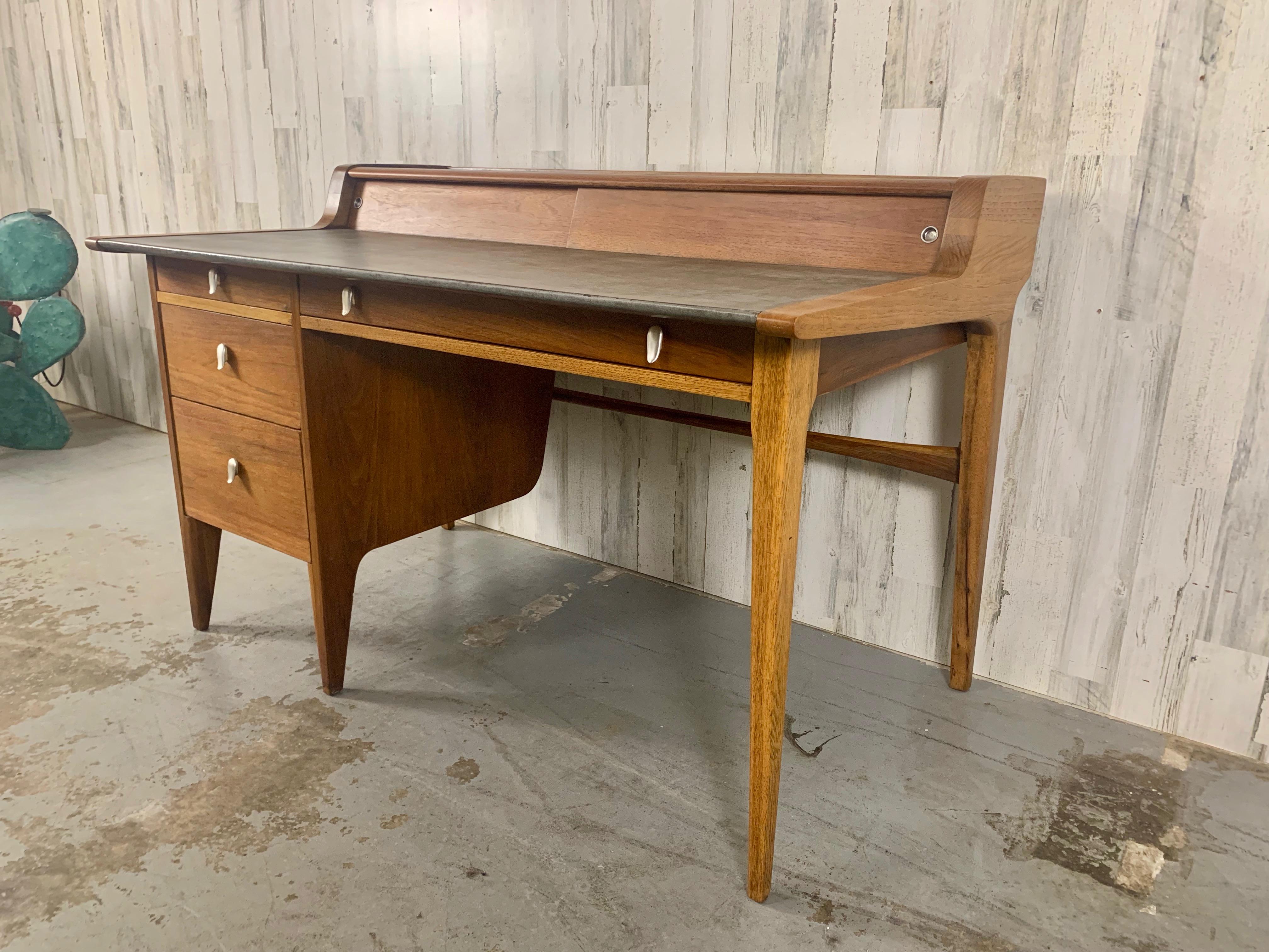 John Van Koert für Drexel Profile Mid Century Schreibtisch mit Lederplatte aus Nussbaum im Angebot 2