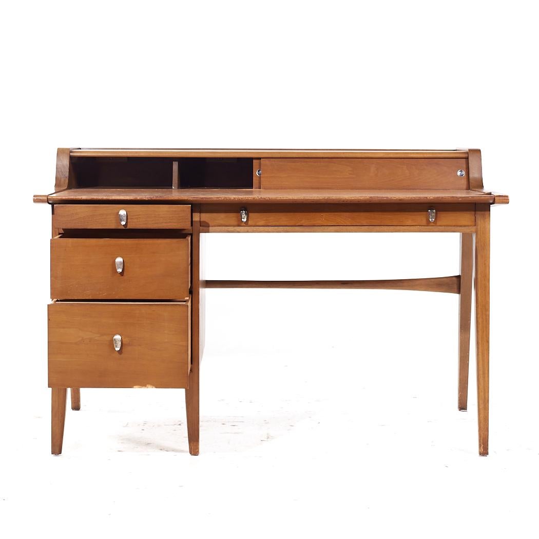 John Van Koert per Drexel Profile Scrivania in legno di noce con piano in pelle del metà del secolo scorso in vendita 1