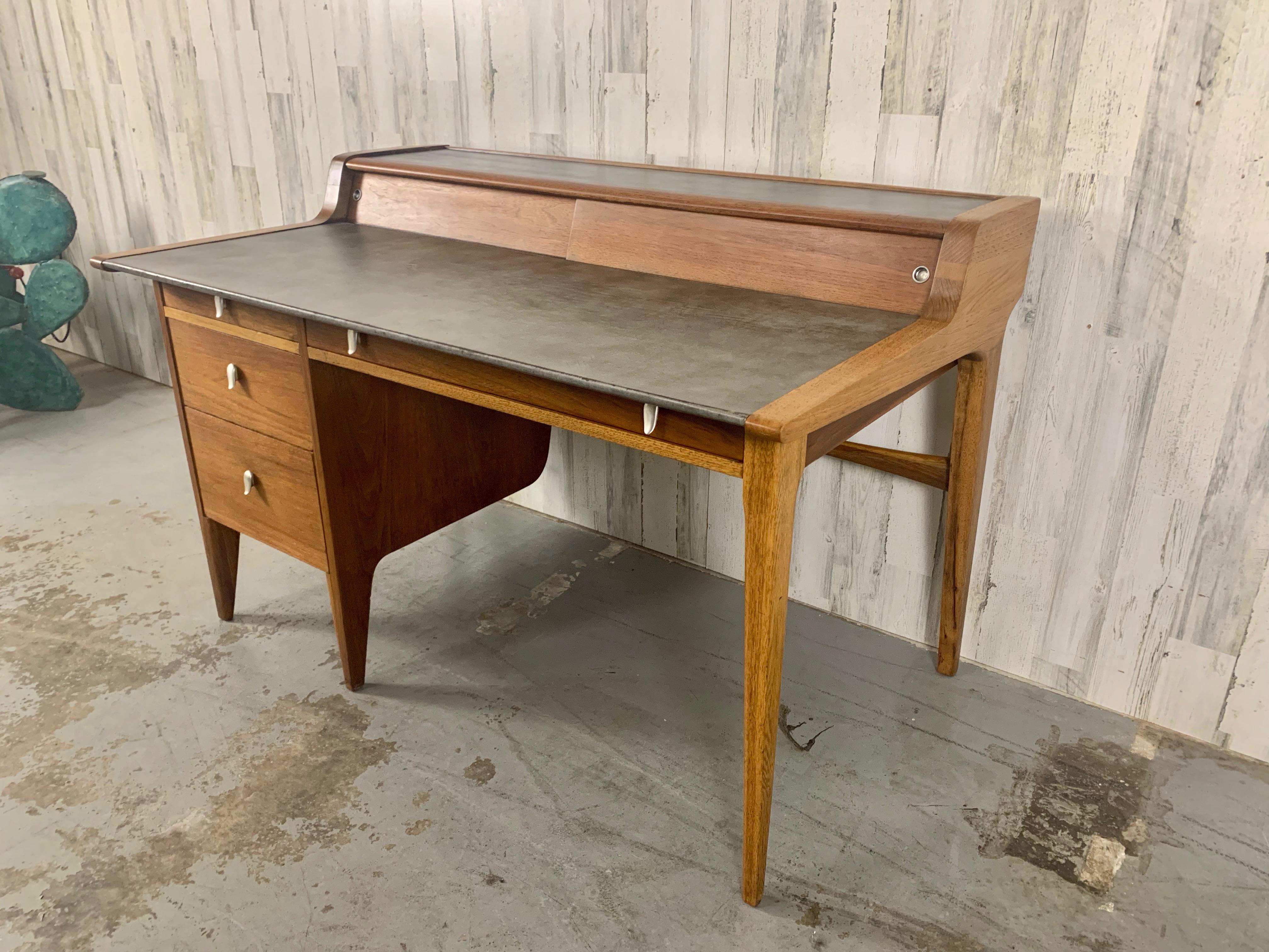 John Van Koert für Drexel Profile Mid Century Schreibtisch mit Lederplatte aus Nussbaum im Angebot 3